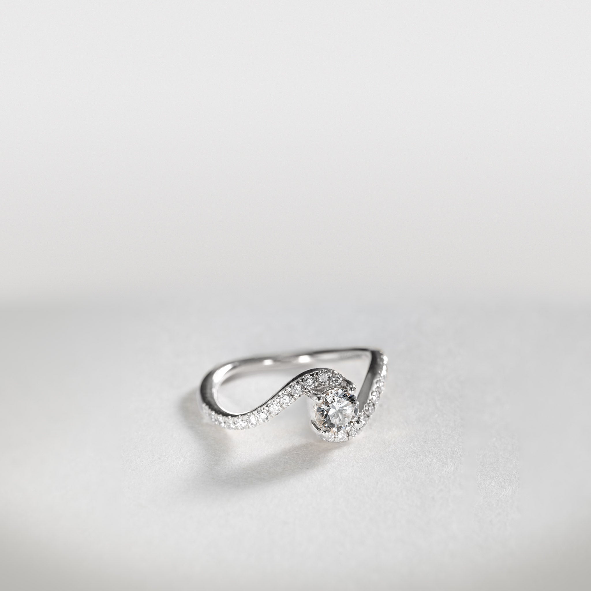 Clara Wavy Pavé Solitaire Ring – 0.60 ct lab-grown diamond 14K gold