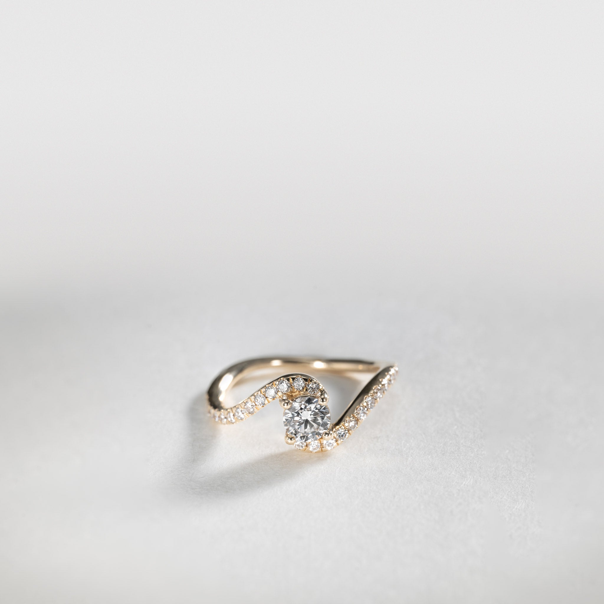 Clara Wavy Pavé Solitaire Ring – 0.60 ct lab-grown diamond 14K gold
