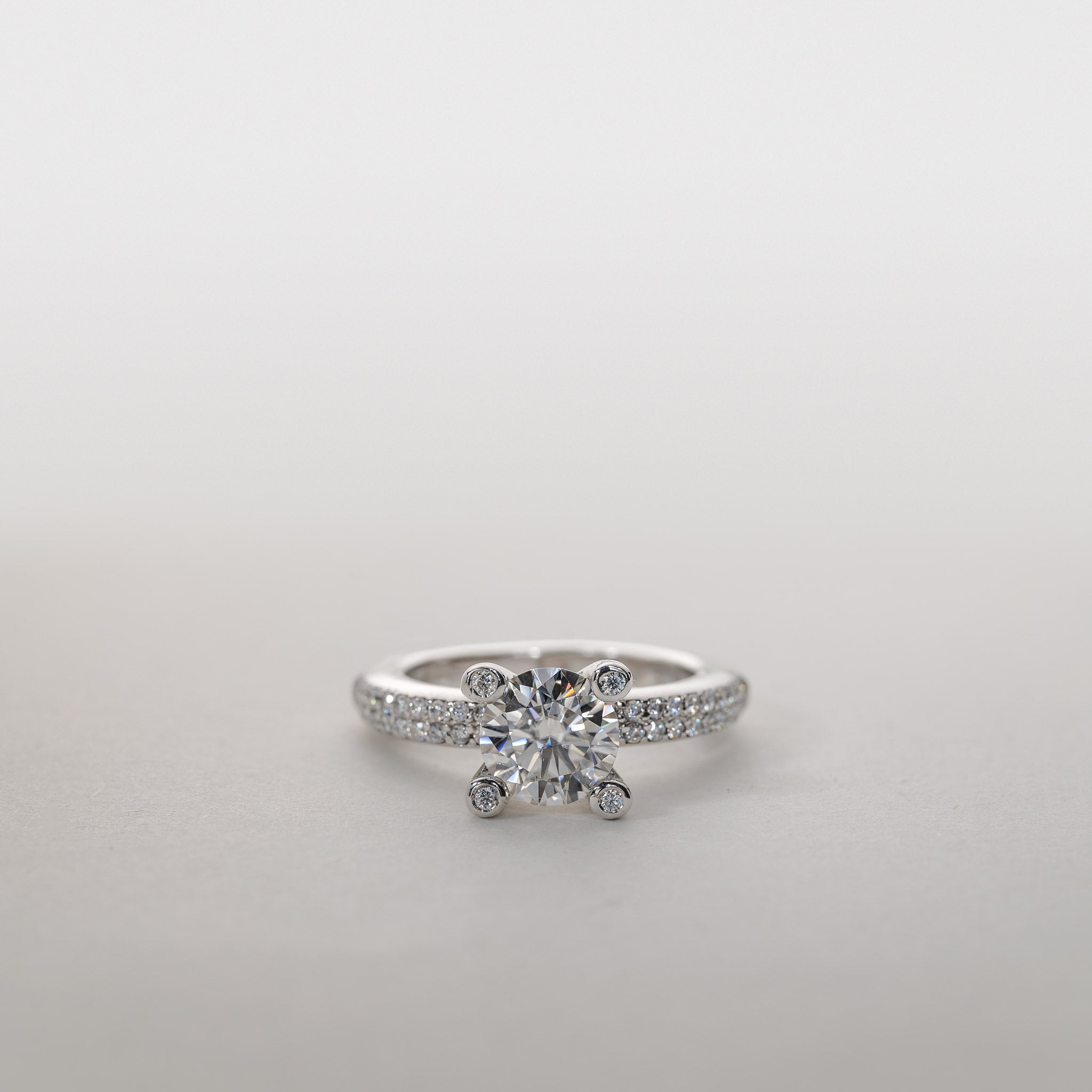 Miriam – Grand solitaire ring & pavé band 2.0ct Moissanite silver