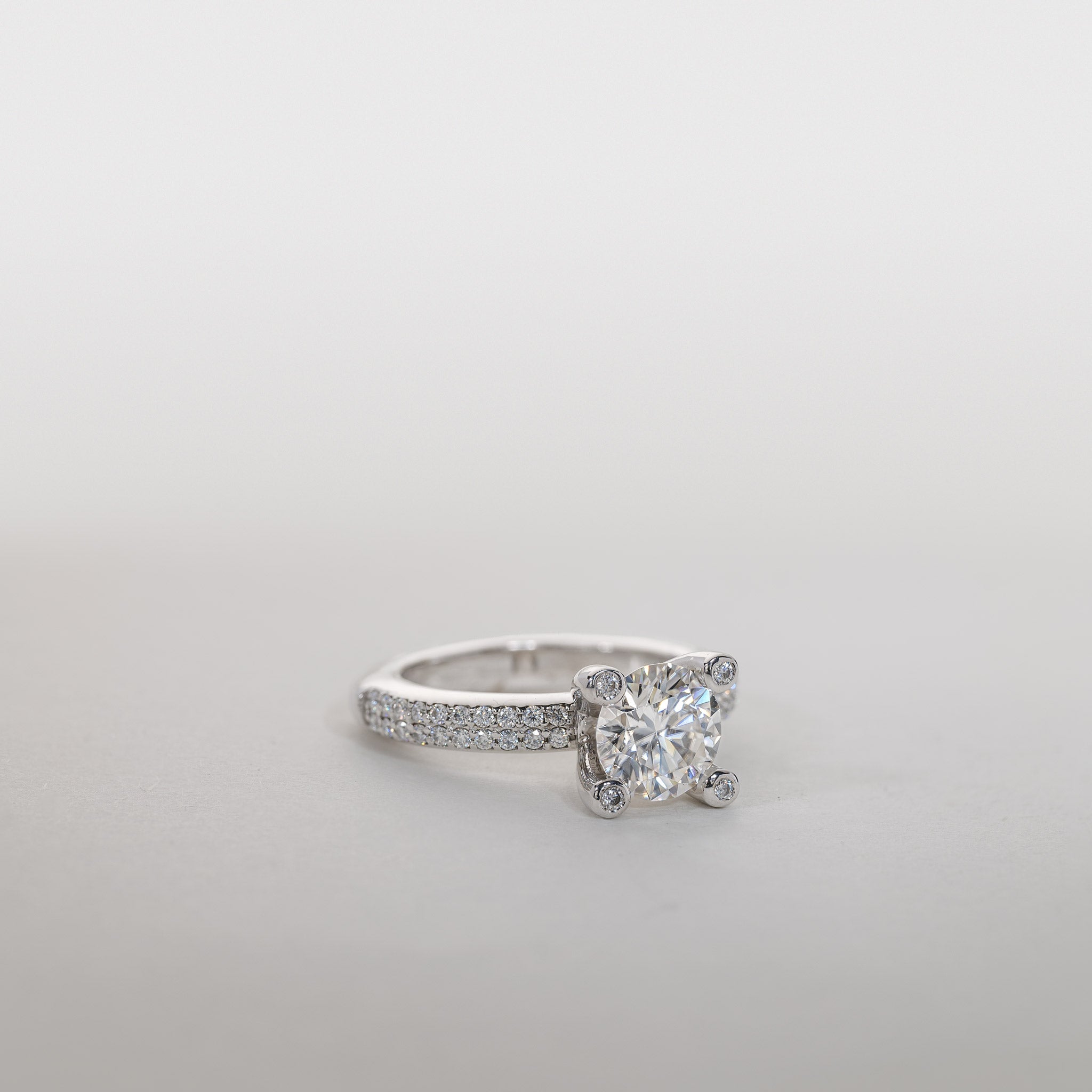 Miriam – Grand solitaire ring & pavé band 2.0ct Moissanite silver