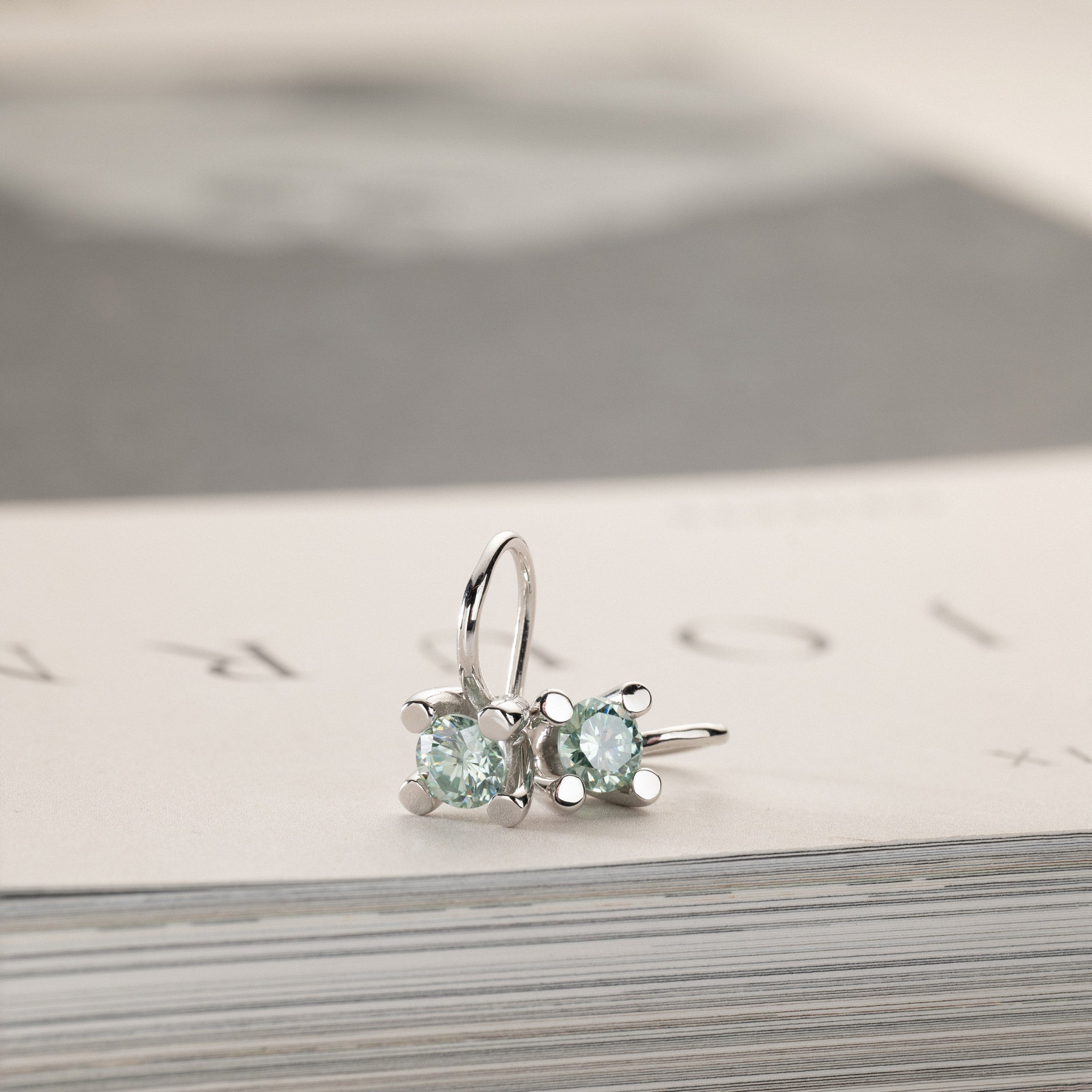 Miriam – solitaire earrings 2x0.50ct laguna green moissanite silver