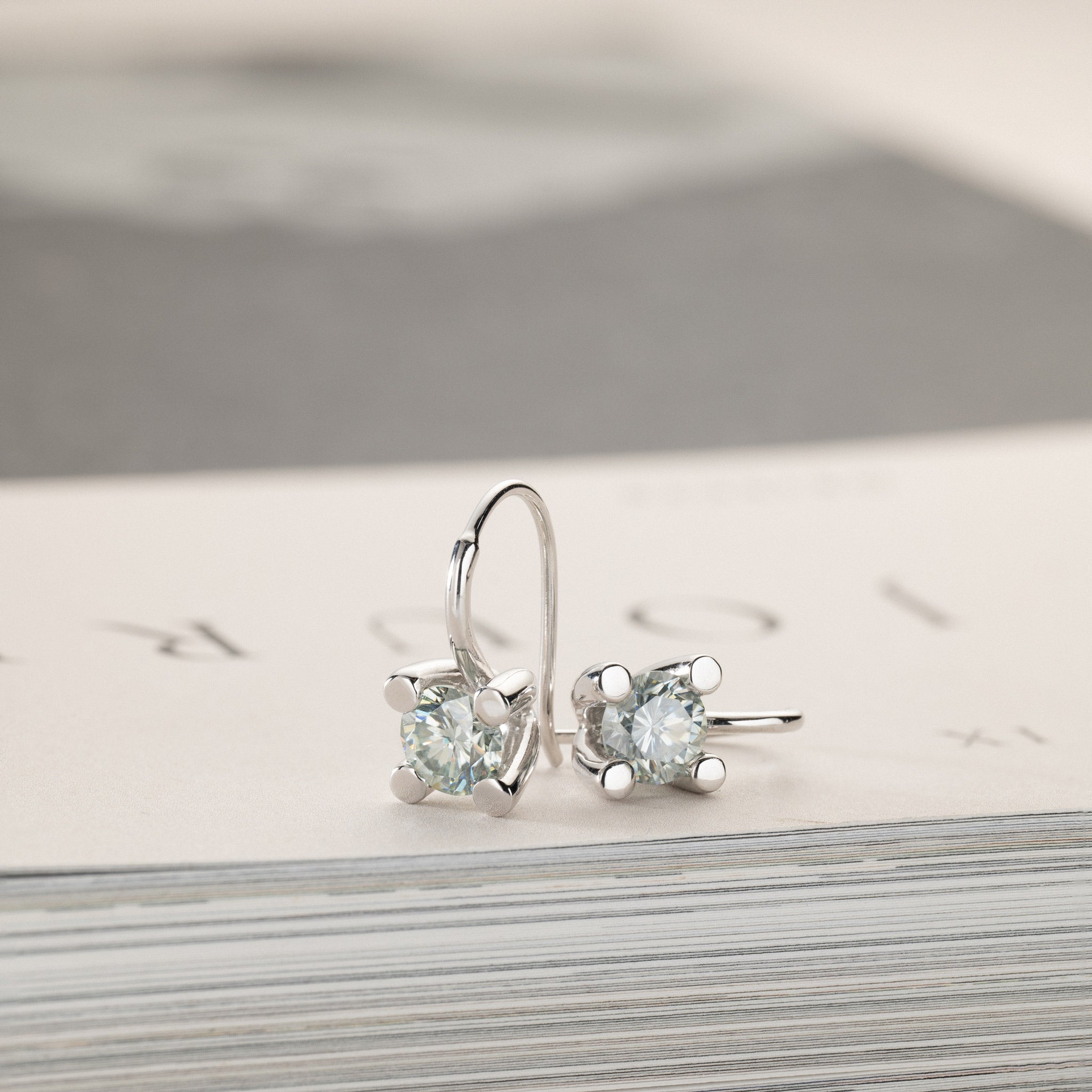 Miriam – solitaire earrings 2x0.50ct light green moissanite silver