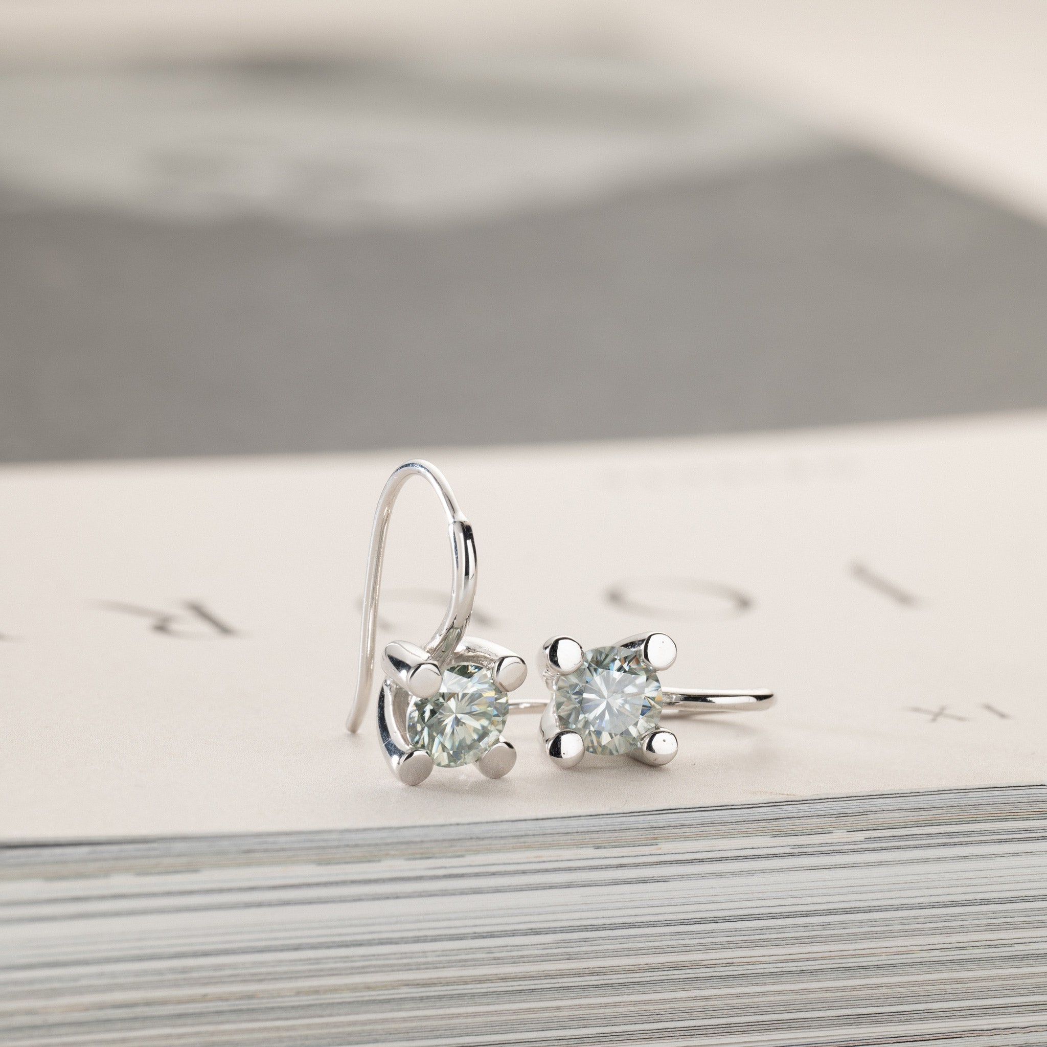 Miriam – solitaire earrings 2x0.50ct light green moissanite silver