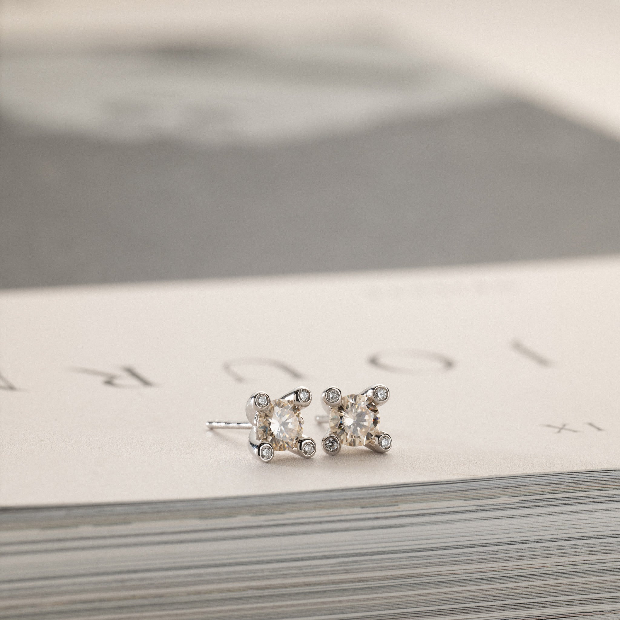 Miriam – solitaire stud earrings 2x0.50ct light champagne moissanite & diamonds in crown silver