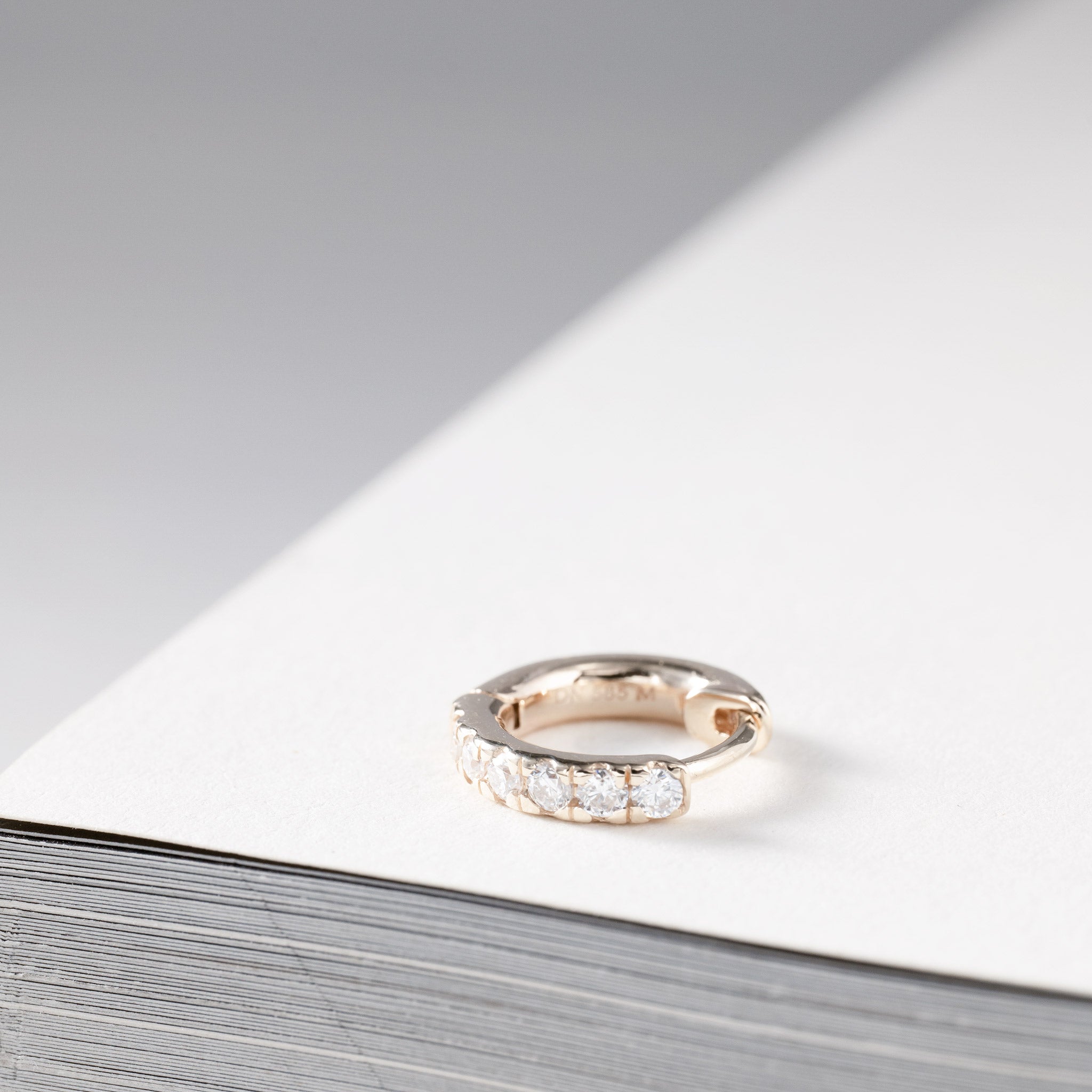 Clara Huggie Pavé Hoops – 0.25 ct lab-grown diamonds 14K gold – Large (11mm)