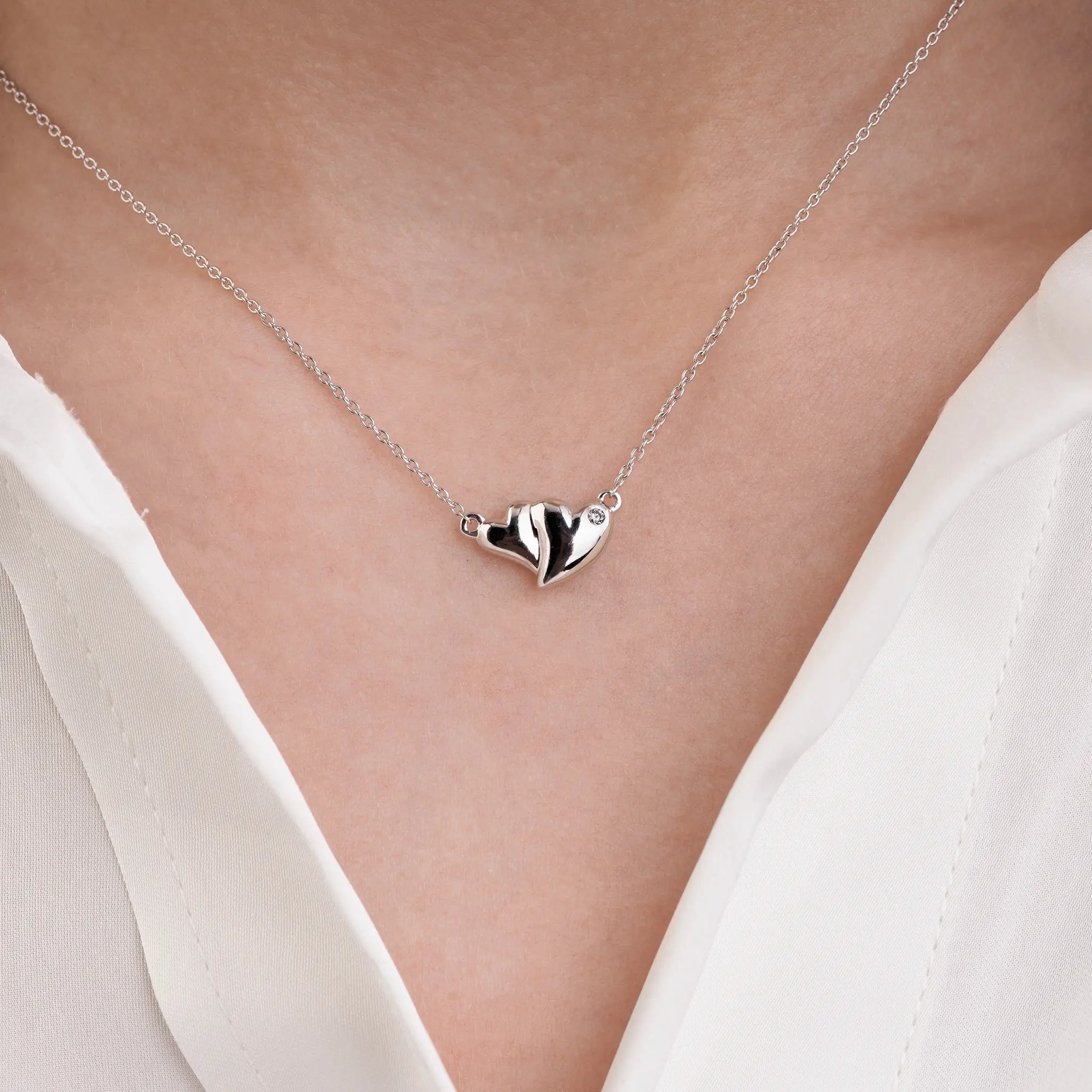 Aimee – Embracing hearts silver 0.03ct lab grown diamond necklace with texture
