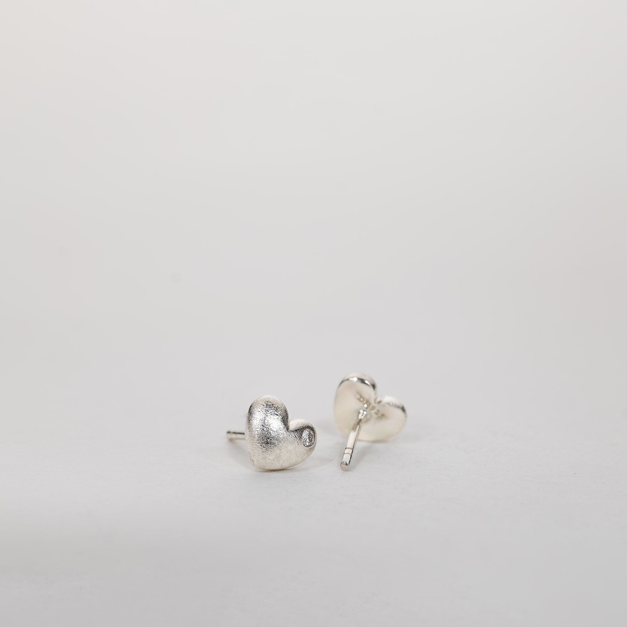 Aimee – Heart stud earrings silver 0.04ctw lab grown diamond with texture