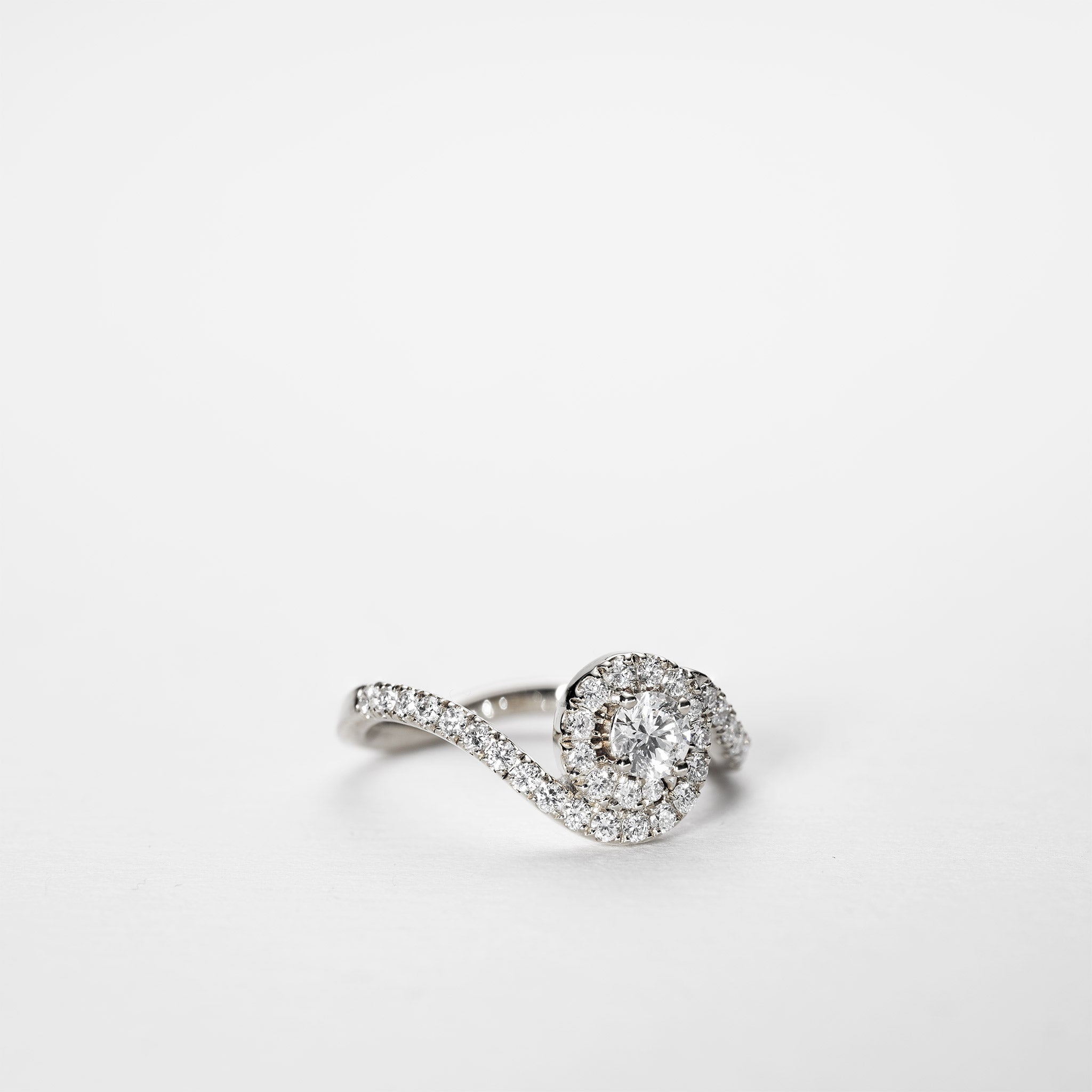 Clara Wavy Rosette Pavé Ring – 0.75 ct lab-grown diamonds 14K gold