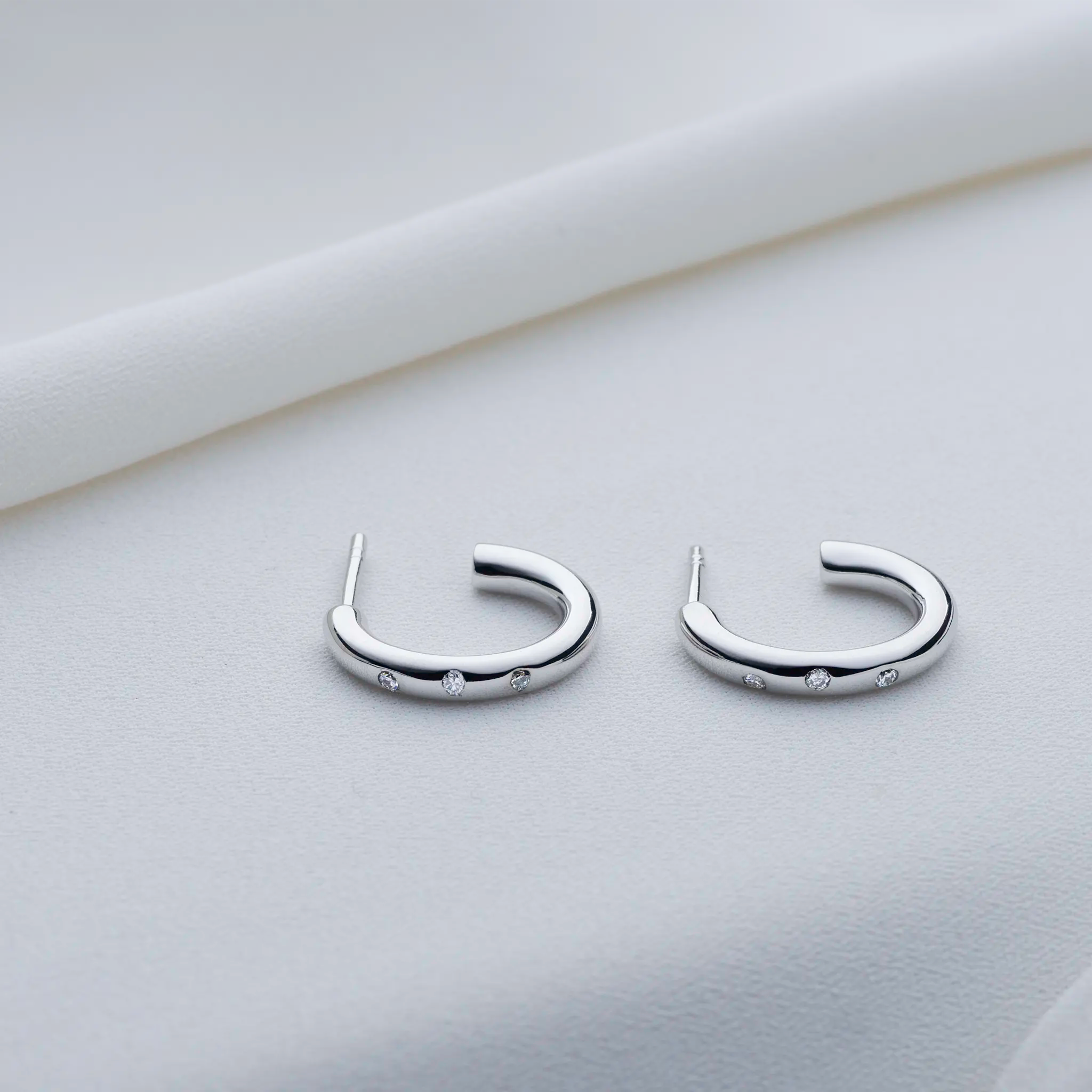 Estelle – Lab grown diamond creole earrings silver