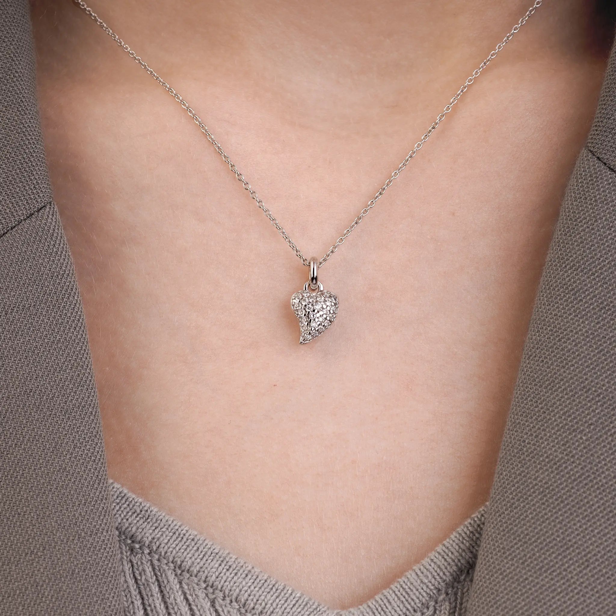 Aimee – Twisted pavé heart pendant silver 0.25ctw moissanite