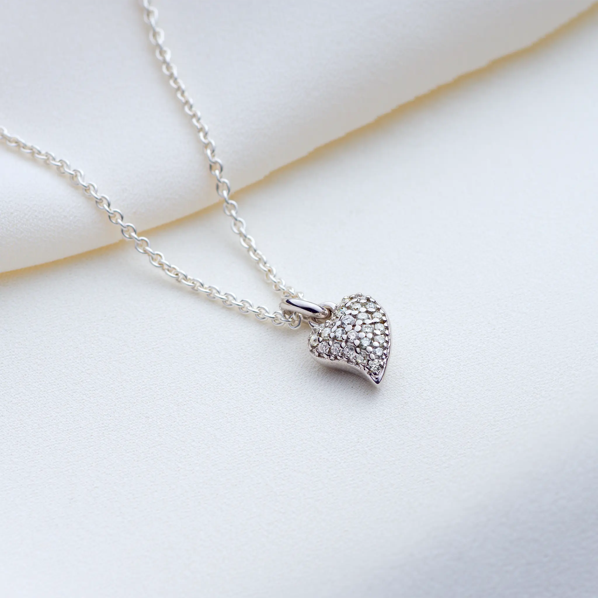 Aimee – Twisted pavé heart pendant silver 0.25ctw moissanite