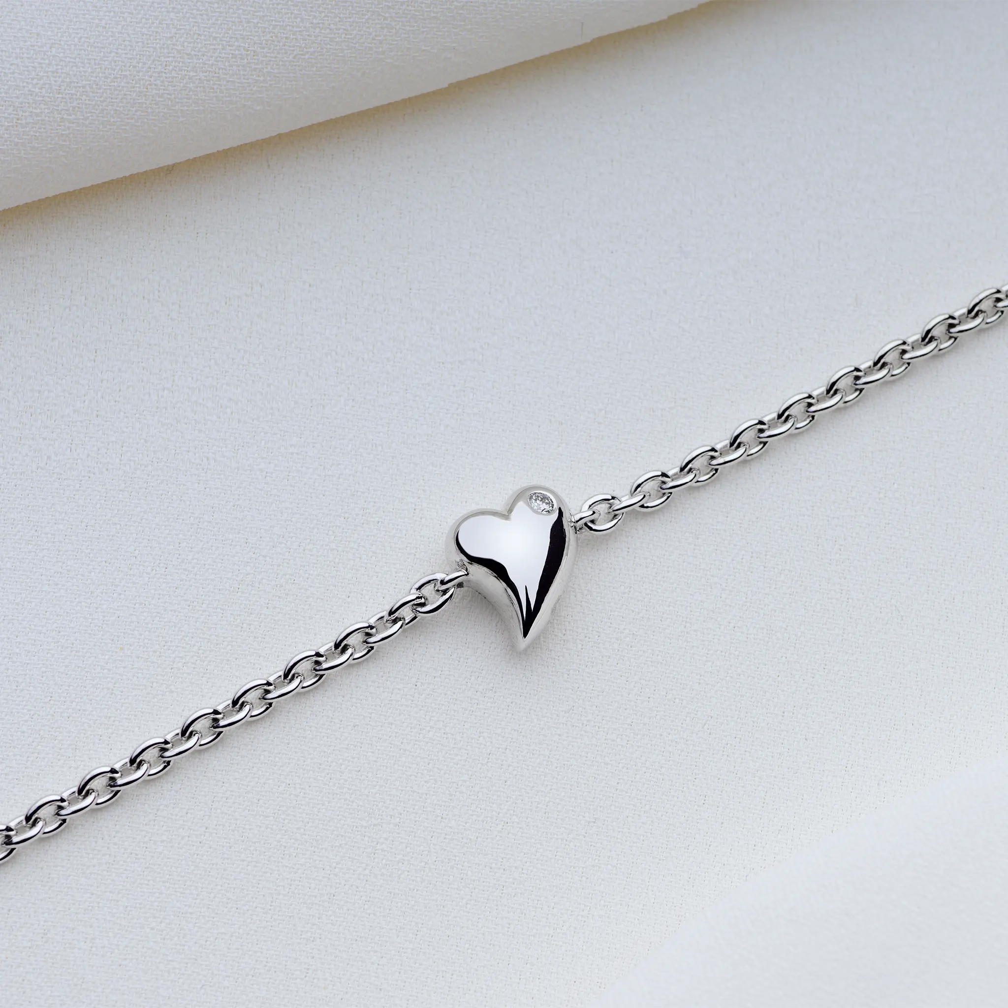 Aimee – Twisted heart bracelet silver 0.03ct lab grown diamond