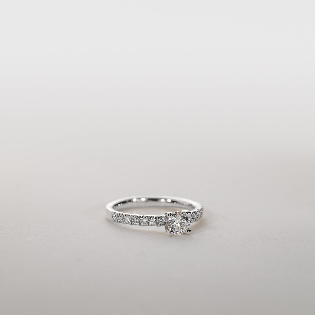 Clara – 2,35 ct Lab-Grown Diamant Firearmet Solitaire Ring Pavé Band 14 karat Guld
