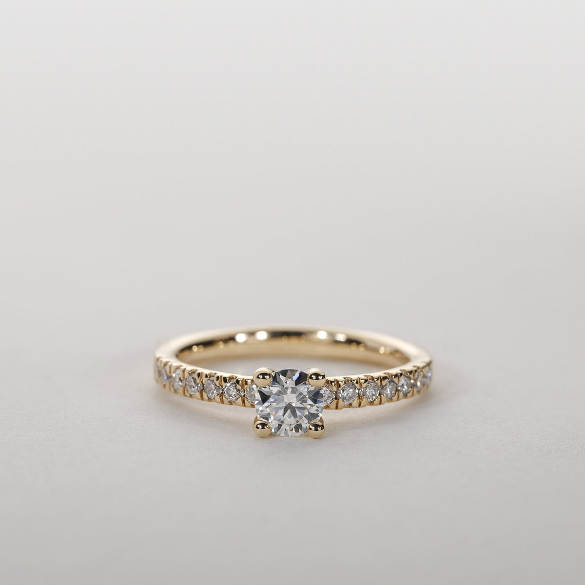Clara – 2,35 ct Lab-Grown Diamant Firearmet Solitaire Ring Pavé Band 14 karat Guld