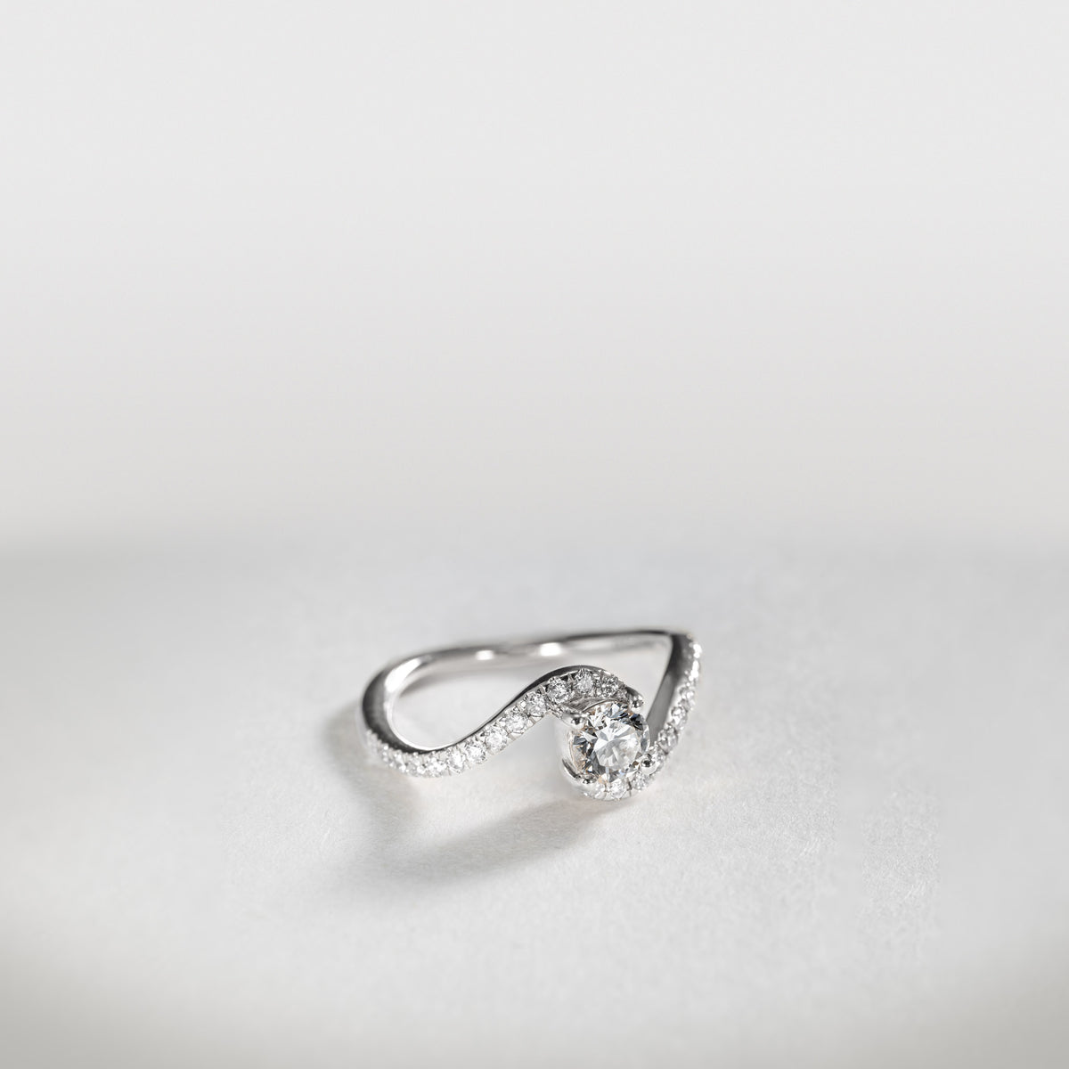 Clara Wavy Pavé Solitaire Ring – 0.60 ct lab-grown diamond 14K gold