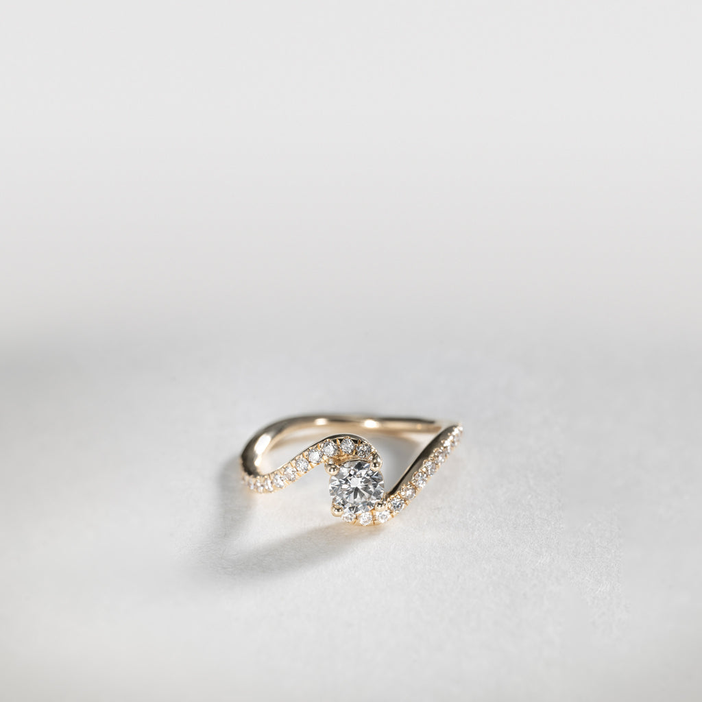 Clara Wavy Pavé Solitaire Ring – 0.85 ct lab-grown diamond 14K gold