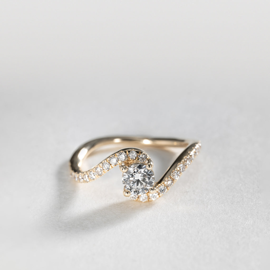 Clara Wavy Pavé Solitaire Ring – 0.85 ct lab-grown diamond 14K gold