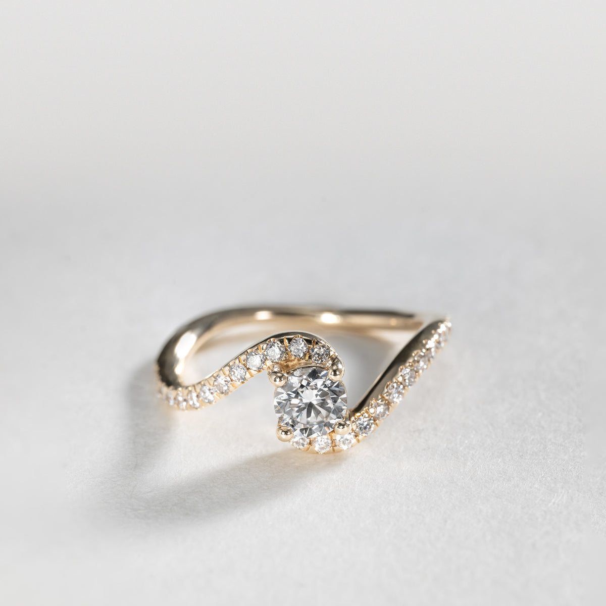 Clara Wavy Pavé Solitaire Ring – 0.60 ct lab-grown diamond 14K gold