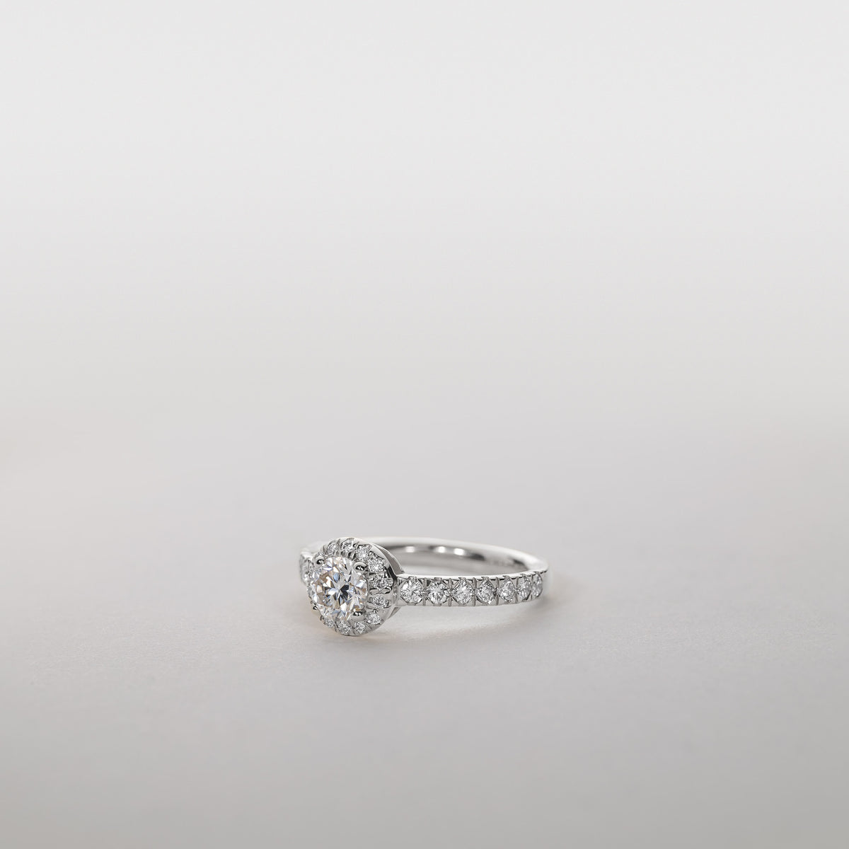 Clara – 1,10 ct lab-grown diamant Halo ring pavé bånd 14 karat guld - stor-