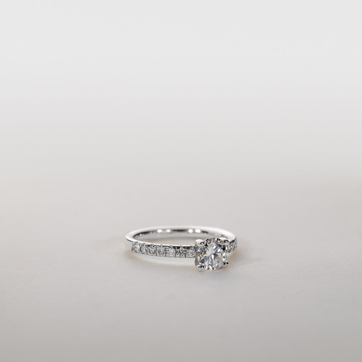 Clara – 2,35 ct Lab-Grown Diamant Firearmet Solitaire Ring Pavé Band 14 karat Guld