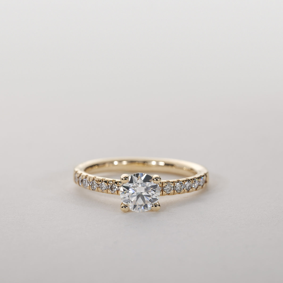 Clara – 2,35 ct Lab-Grown Diamant Firearmet Solitaire Ring Pavé Band 14 karat Guld