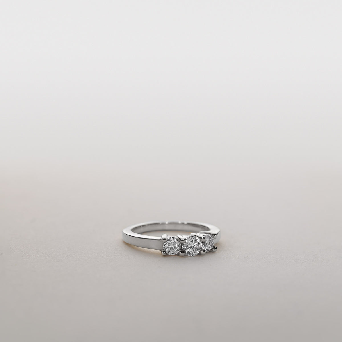 Jocelyn – Ring med tre sten 0,55 ctw Lab Grown Diamond 14 karat guld