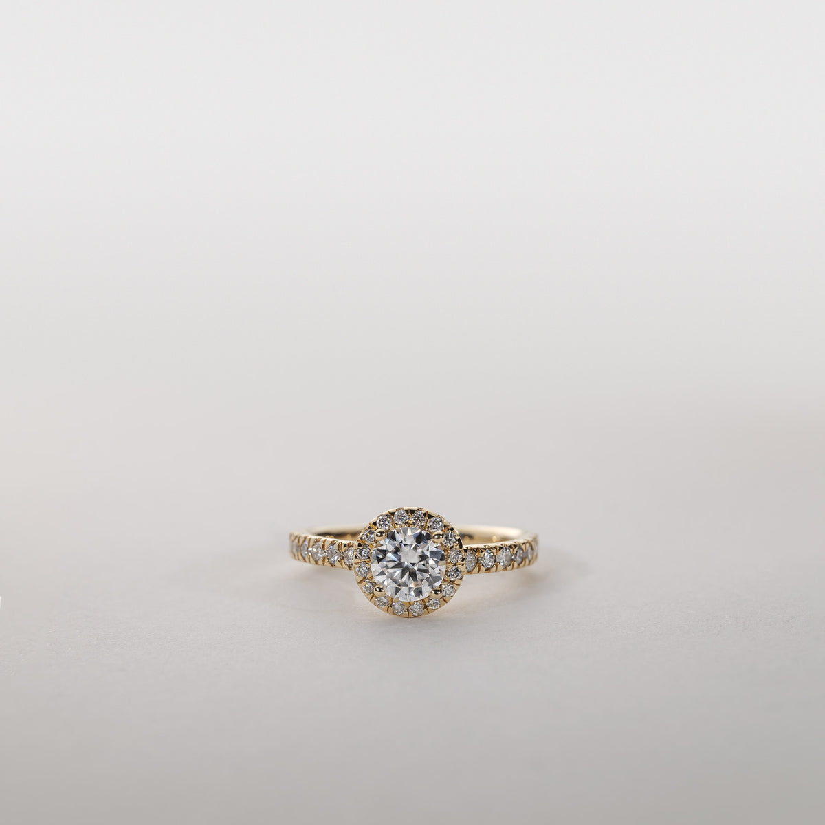 Clara – 1,40 ct. Lab-Grown Diamant Halo Ring Pavé Band 14 karat Guld - Stor-