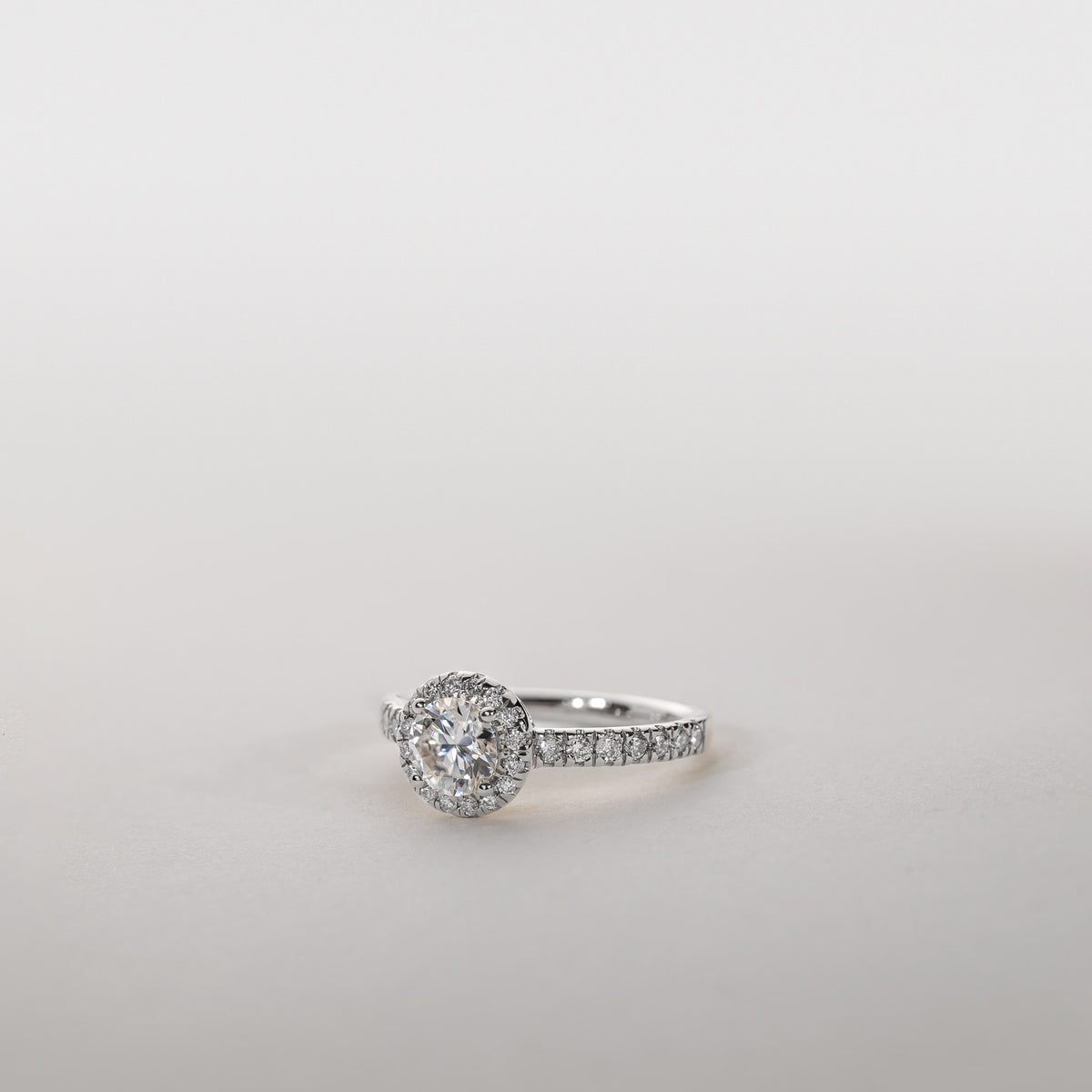 Clara – 1,40 ct. Lab-Grown Diamant Halo Ring Pavé Band 14 karat Guld - Stor-