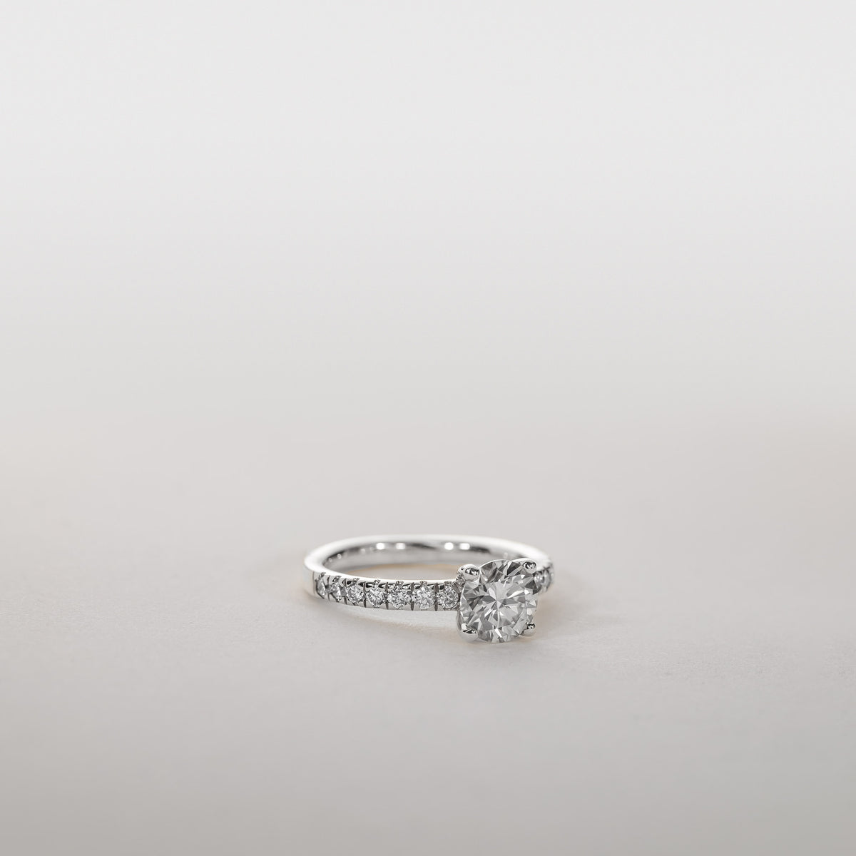 Clara – 2,10 ct Lab-Grown Diamant Firearmet Solitaire Ring Pavé Band 14 karat Guld