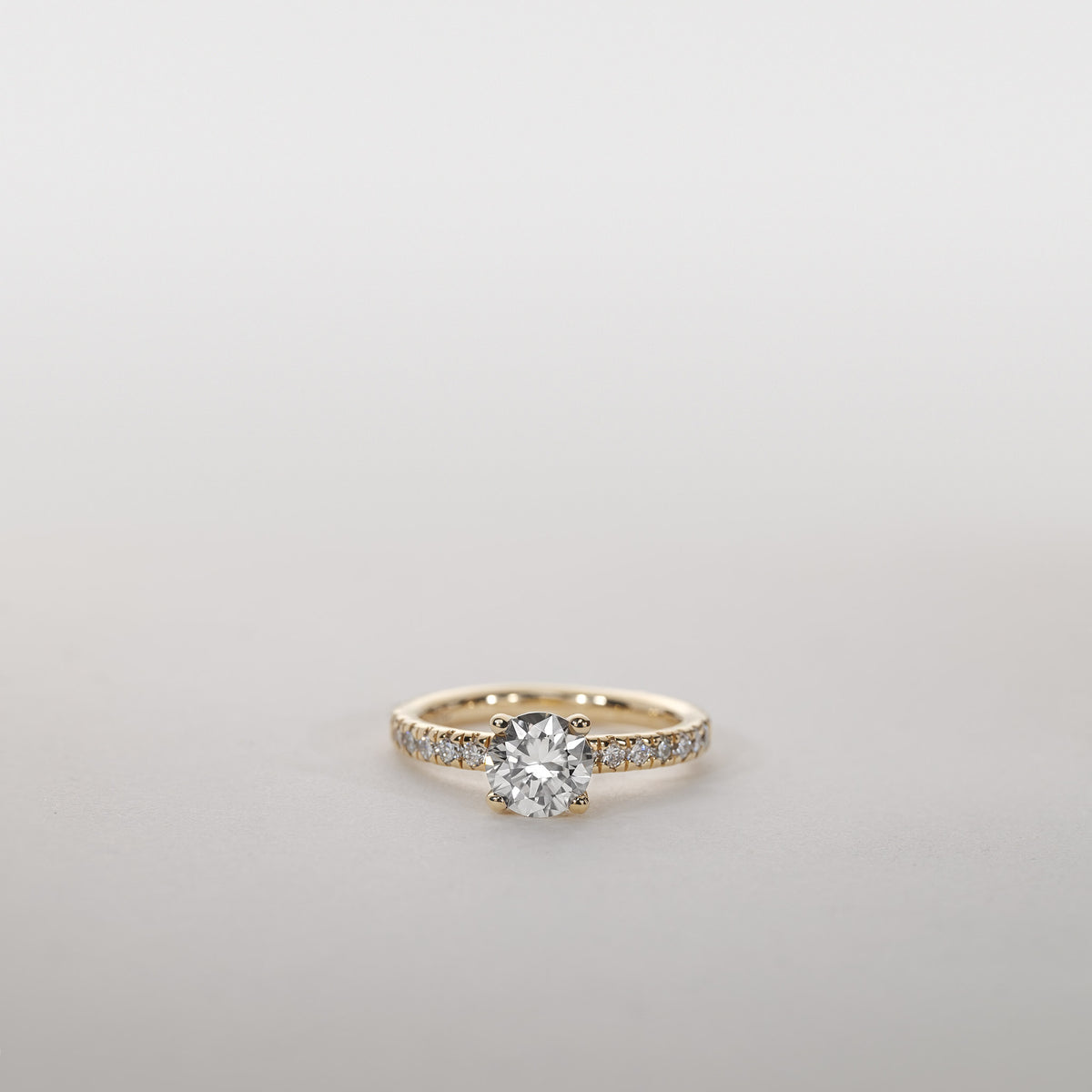 Clara – 2,35 ct Lab-Grown Diamant Firearmet Solitaire Ring Pavé Band 14 karat Guld