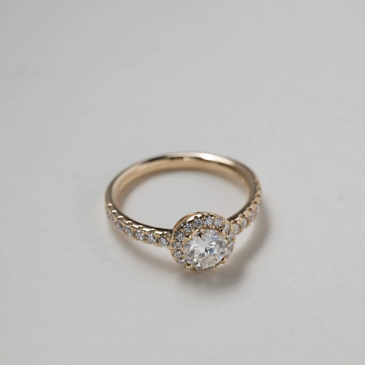 Clara – 1,40 ct. Lab-Grown Diamant Halo Ring Pavé Band 14 karat Guld - Stor-