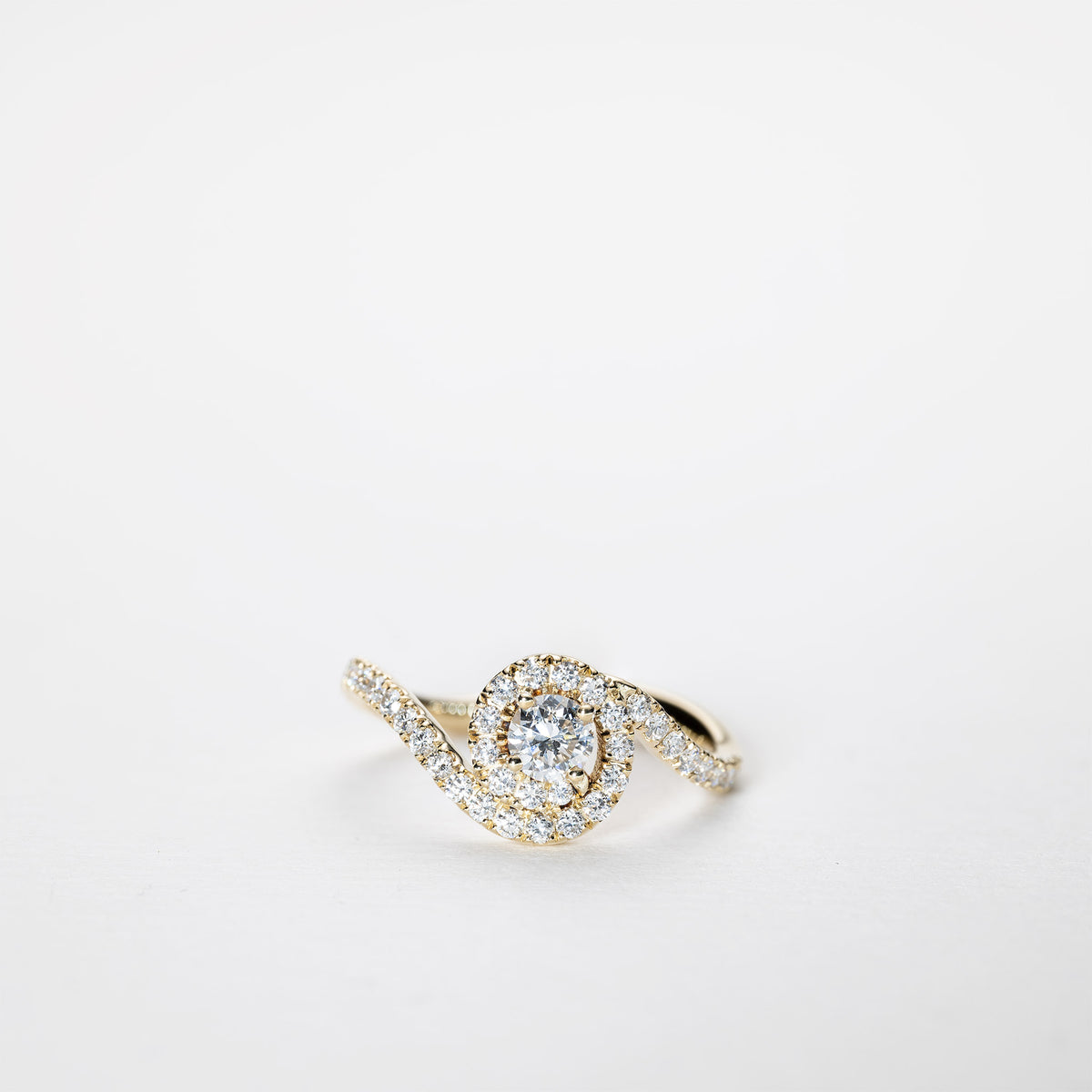 Clara – 0,75 ct Lab-Grown Diamant Solitaire Ring med bølget roset og pavé-besat bånd i 14 karat guld