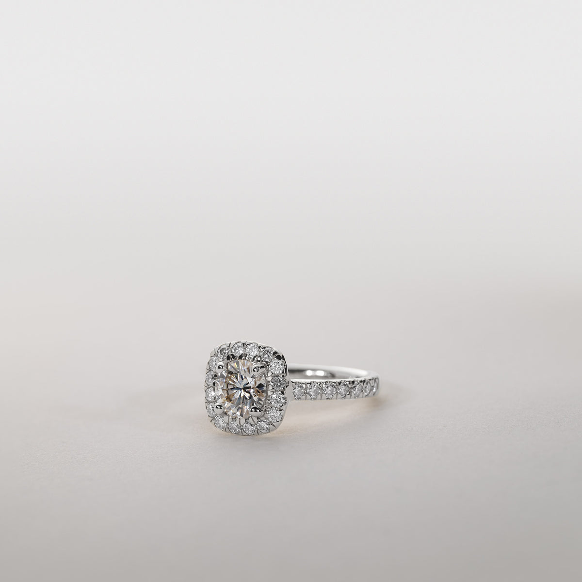 Clara – 1,50 ct. Lab-Grown Diamant Cushion Halo Ring Pavé Band 14 karat Guld -Medium- (Ny)