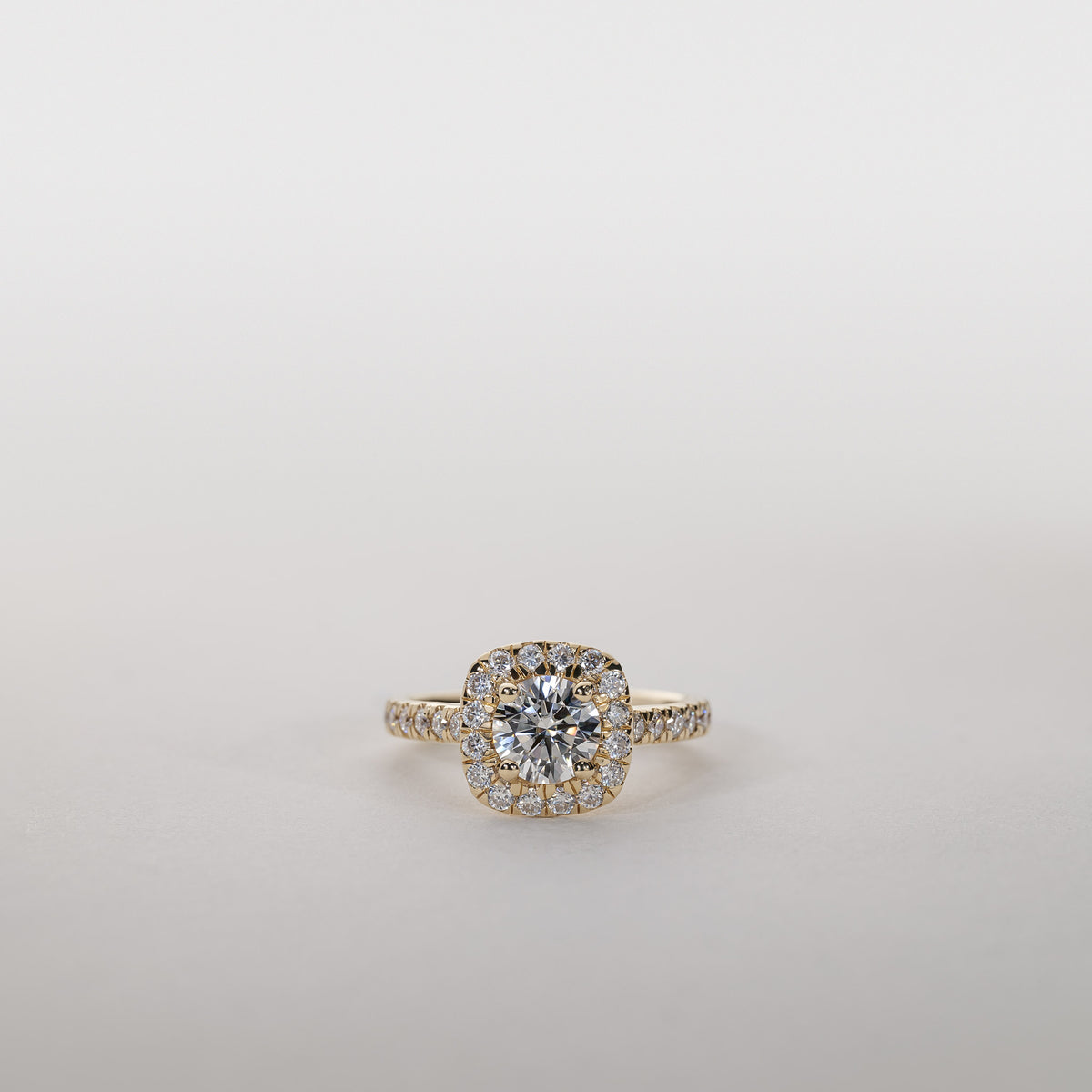 Clara – 1,50 ct. Lab-Grown Diamant Cushion Halo Ring Pavé Band 14 karat Guld -Medium- (Ny)