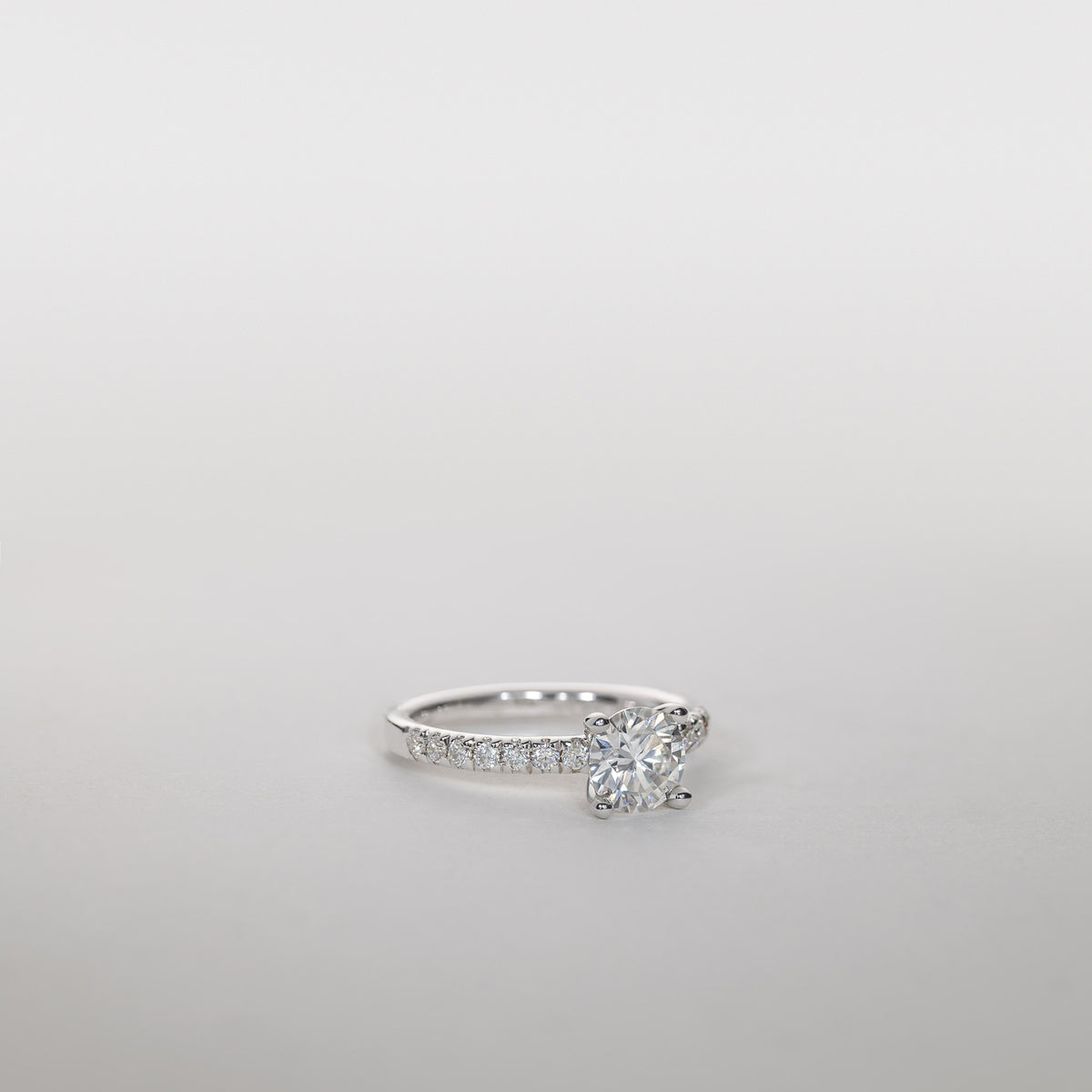 Clara – 1,60 ct Lab-Grown Diamant Firearmet Solitaire Ring Pavé Band 14 karat Guld