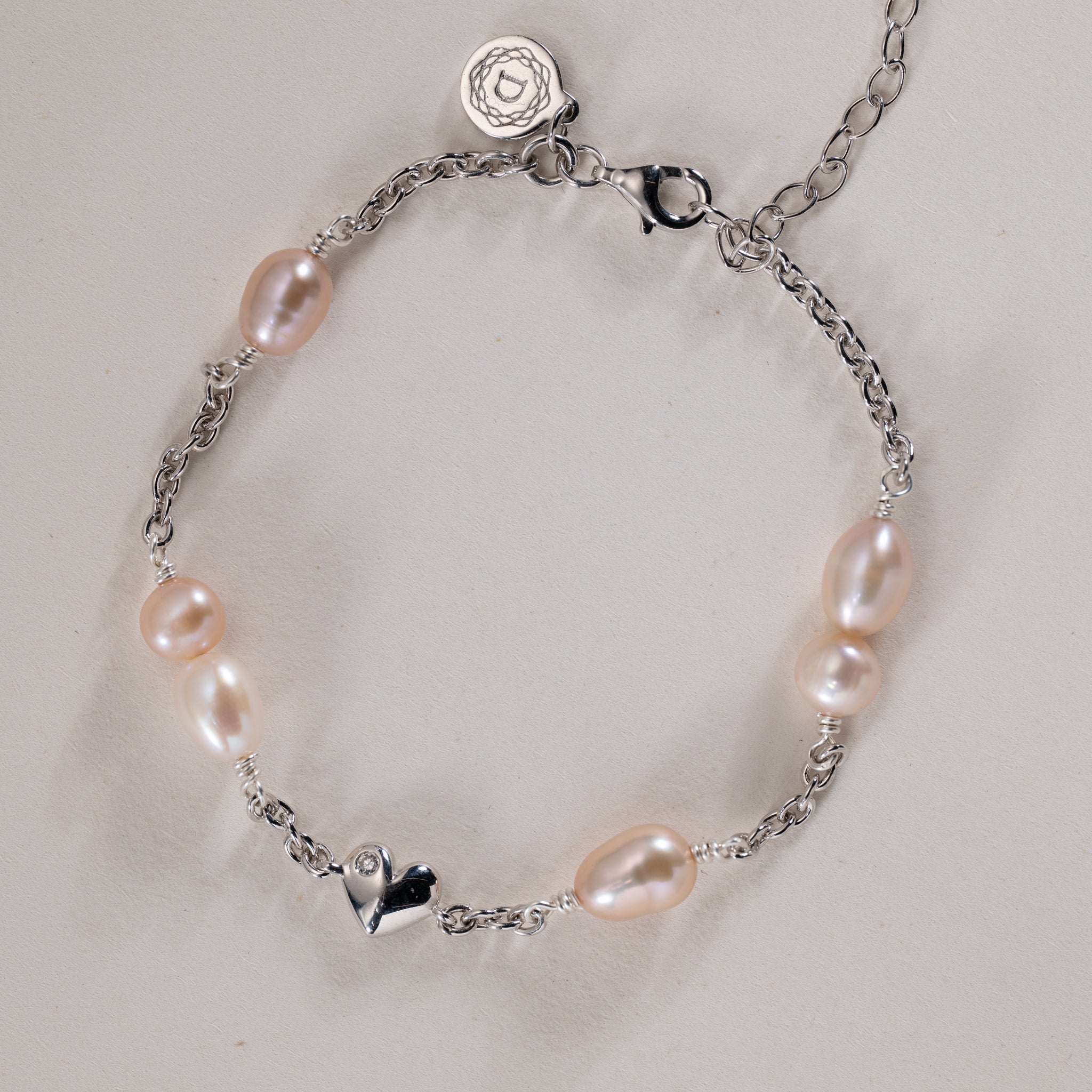No. 01 - 0.02ct Grown Diamond Twisted heart bracelet in silver w. freshwater pearls