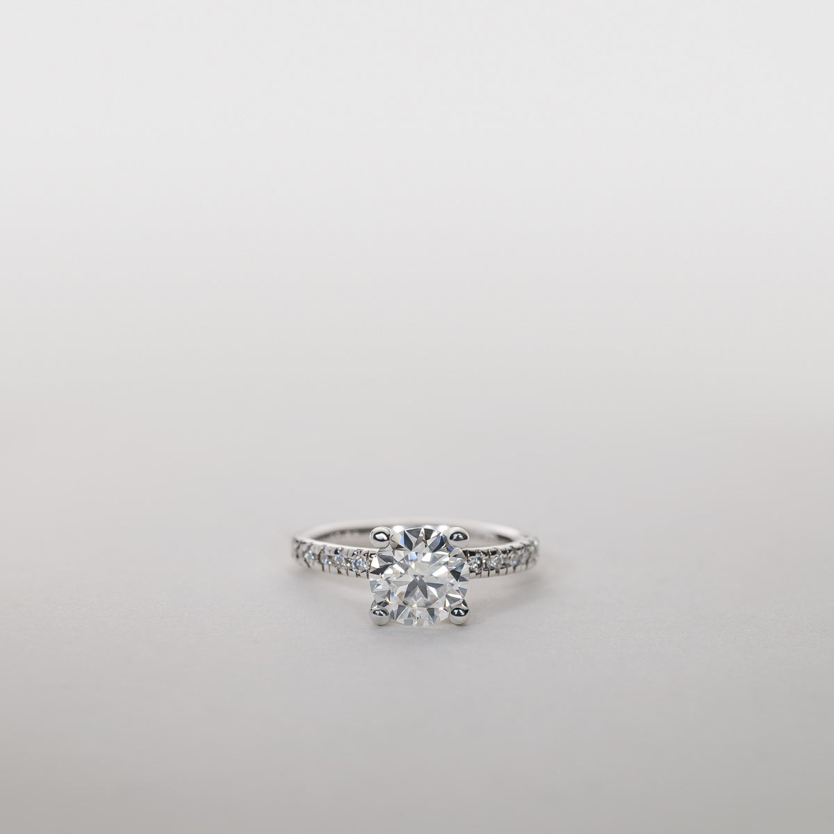 Clara – 2,35 ct Lab-Grown Diamant Firearmet Solitaire Ring Pavé Band 14 karat Guld