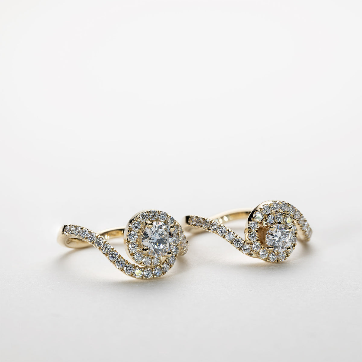 Clara – 0,75 ct Lab-Grown Diamant Solitaire Ring med bølget roset og pavé-besat bånd i 14 karat guld