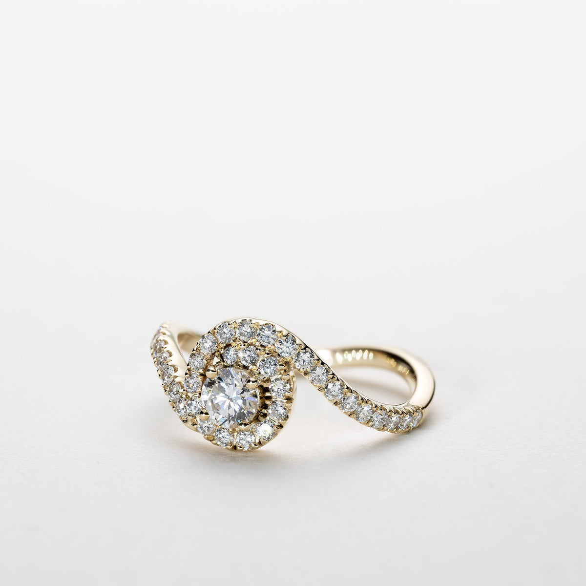 Clara – 0,75 ct Lab-Grown Diamant Solitaire Ring med bølget roset og pavé-besat bånd i 14 karat guld