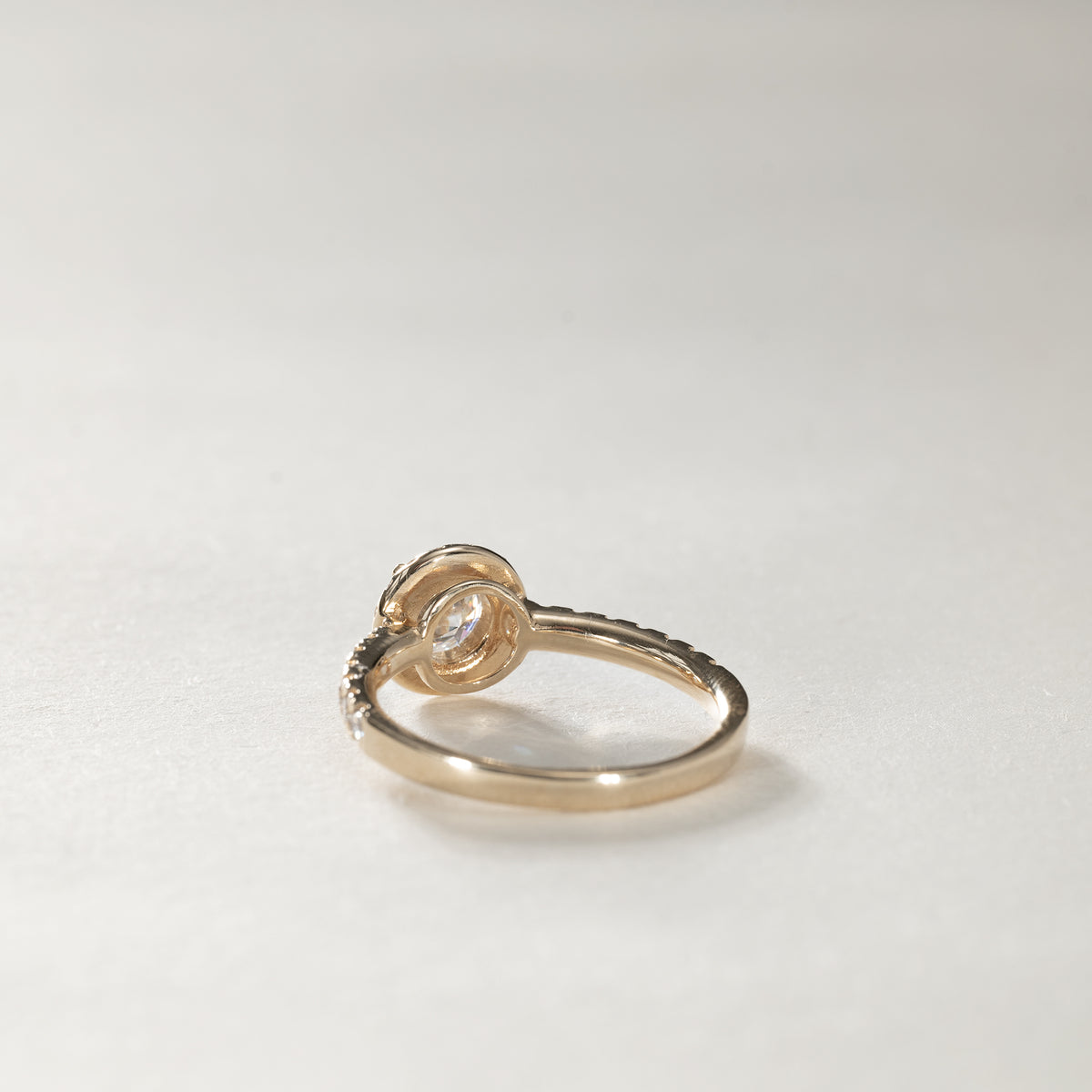 Clara – 1,40 ct. Lab-Grown Diamant Halo Ring Pavé Band 14 karat Guld - Stor-