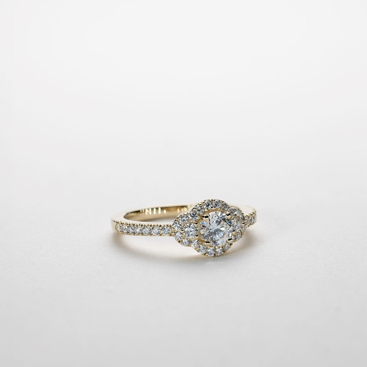 Clara – 1,0 ct Lab-Grown Diamantring med tre sten, pavé-besat, 14 karat guld