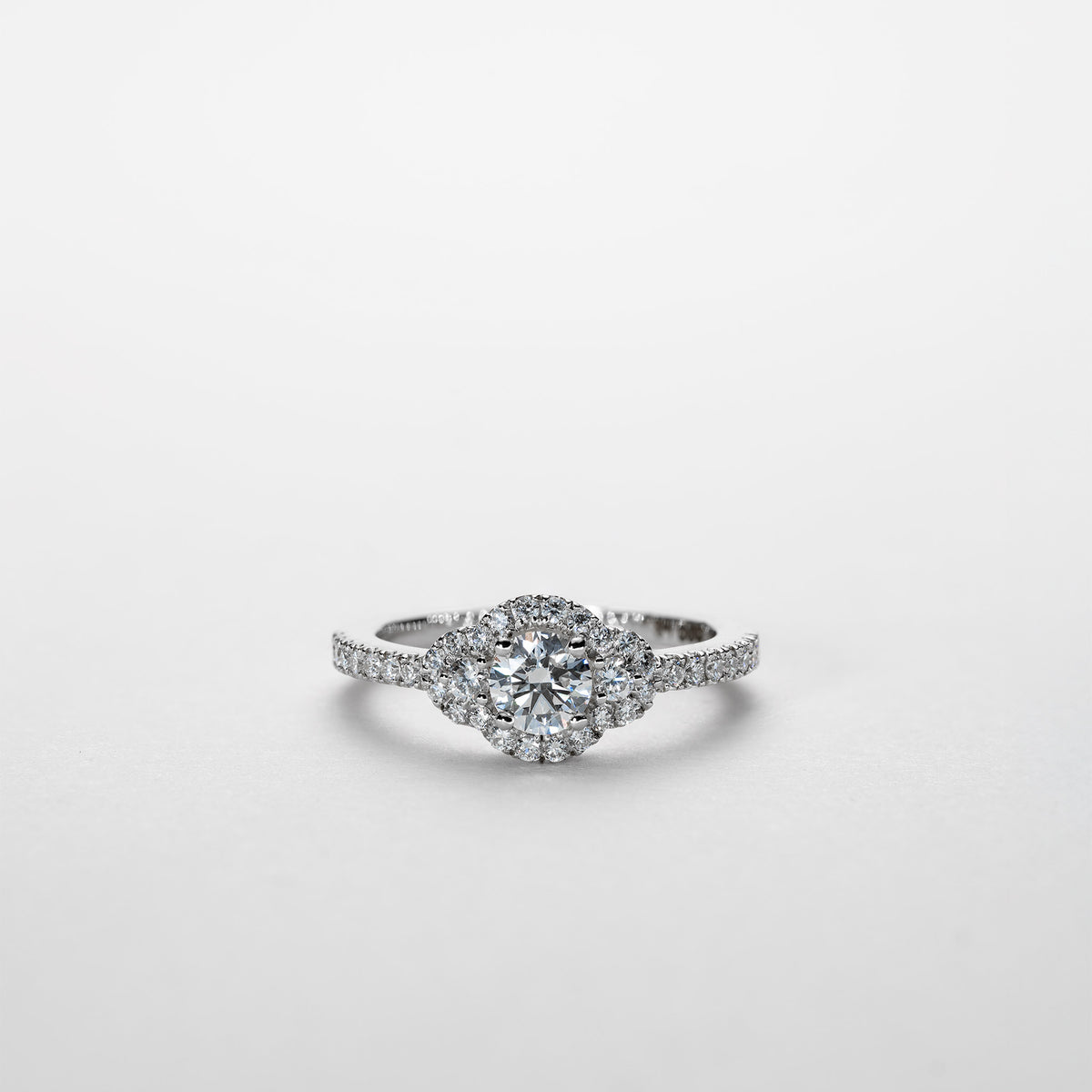 Clara – 1,0 ct Lab-Grown Diamantring med tre sten, pavé-besat, 14 karat guld