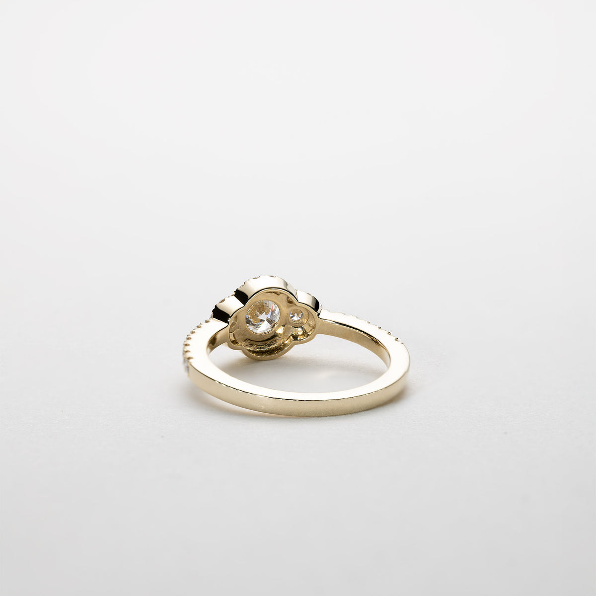 Clara – 1,0 ct Lab-Grown Diamantring med tre sten, pavé-besat, 14 karat guld
