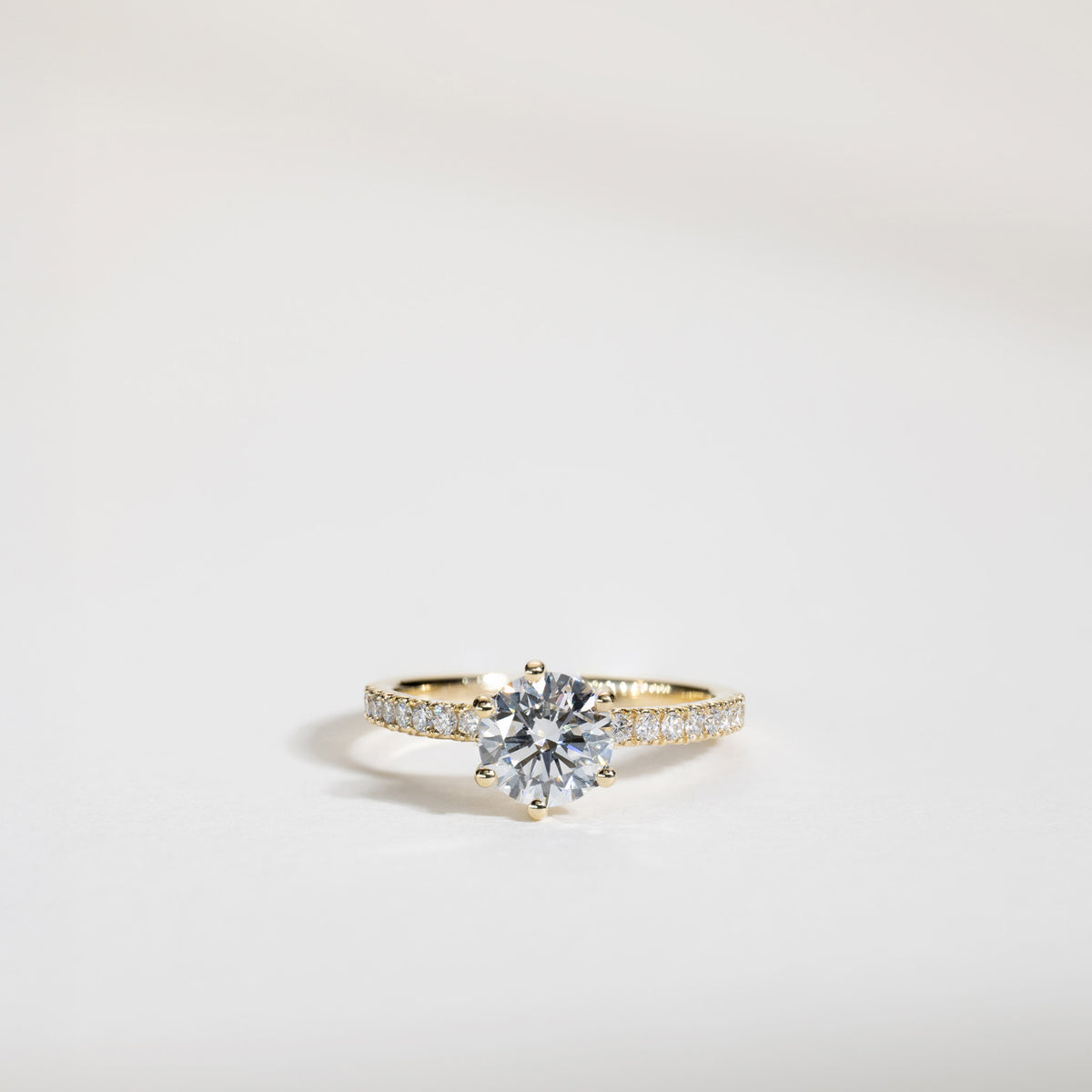 Clara – 2,35 ct Lab-Grown Diamant Sekskantet Solitaire Ring Pavé Band 14 karat Guld