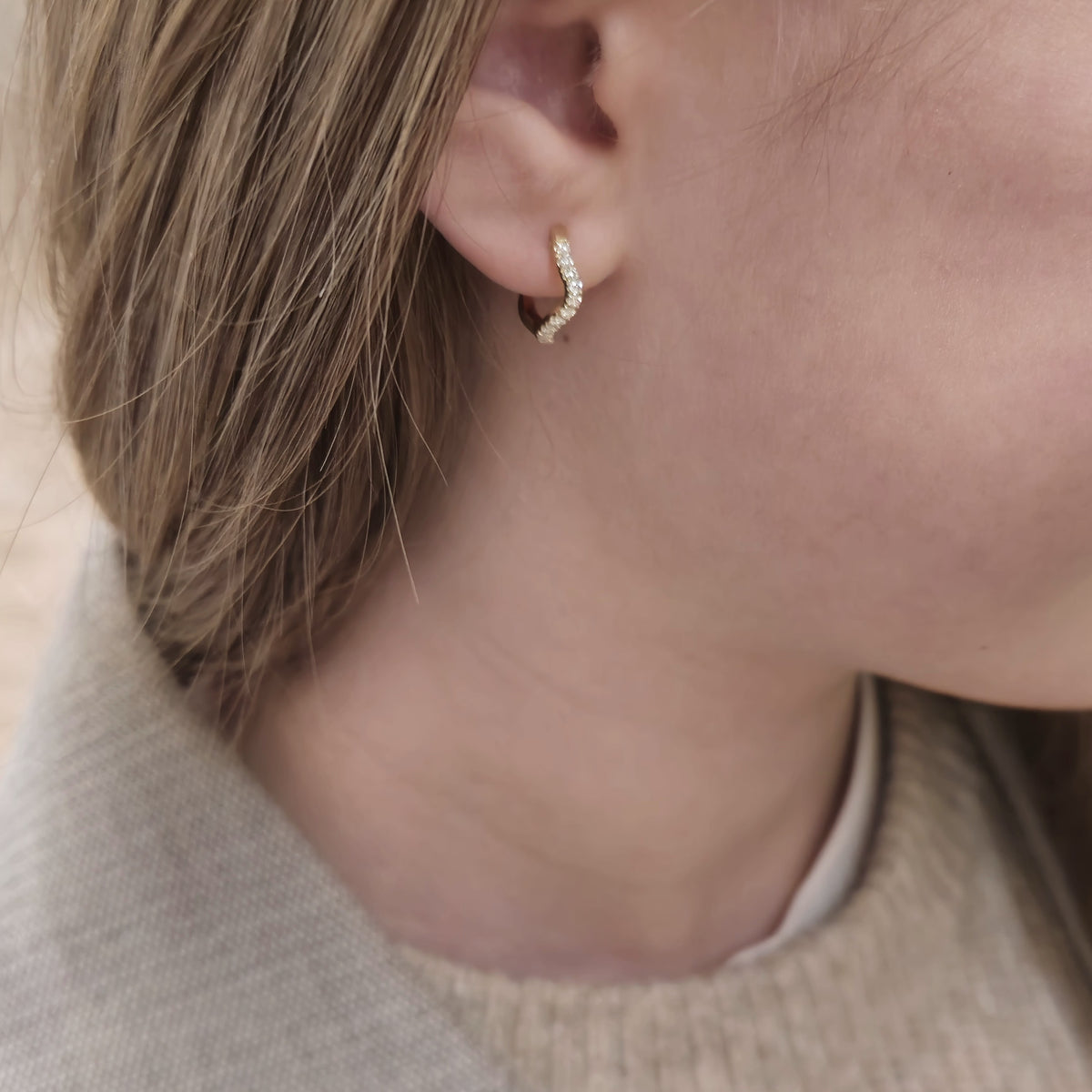 Clara – 0,30 ct Lab-Grown Diamonds Wavy Pavé Creole Øreringe 14 karat guld