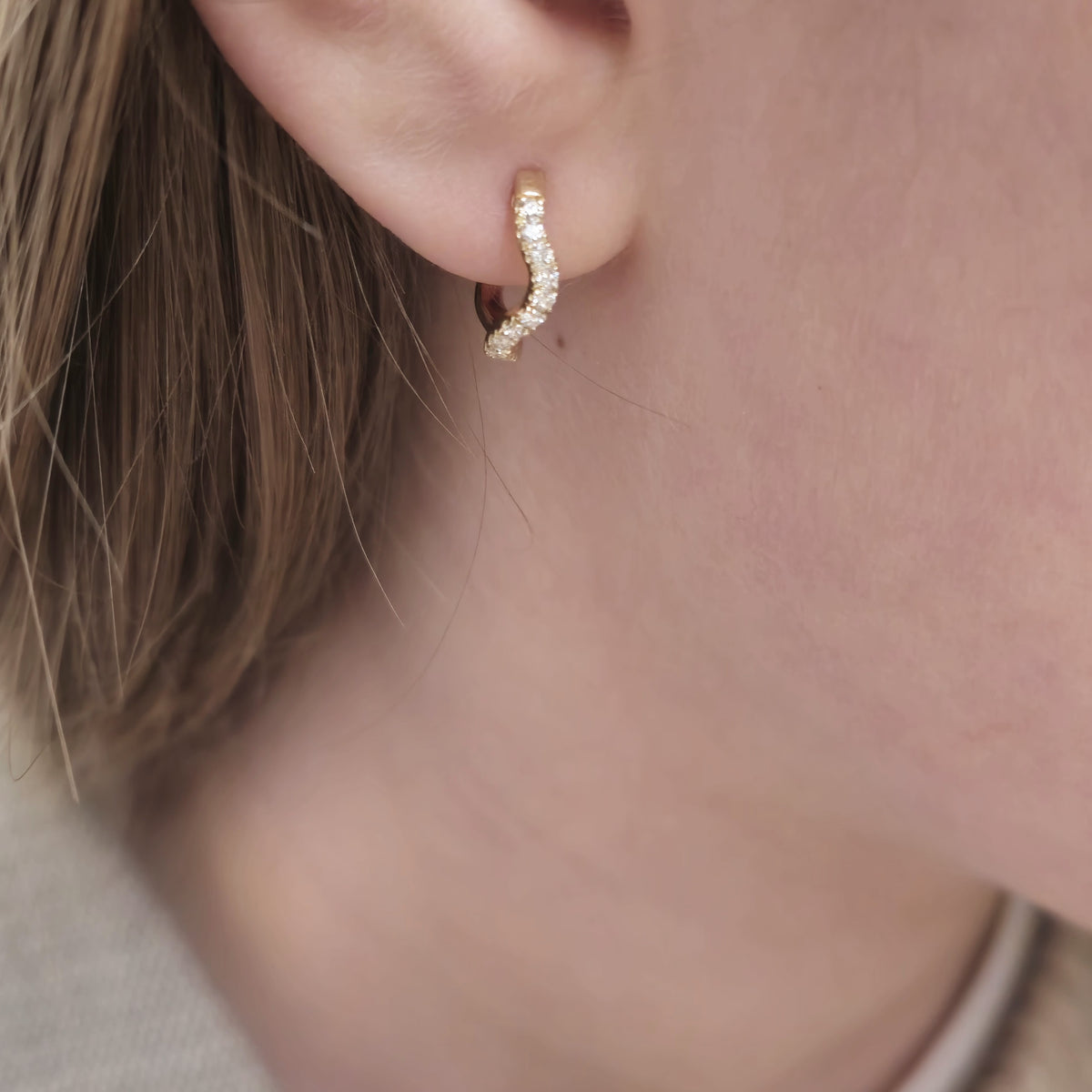 Clara – 0,30 ct Lab-Grown Diamonds Wavy Pavé Creole Øreringe 14 karat guld