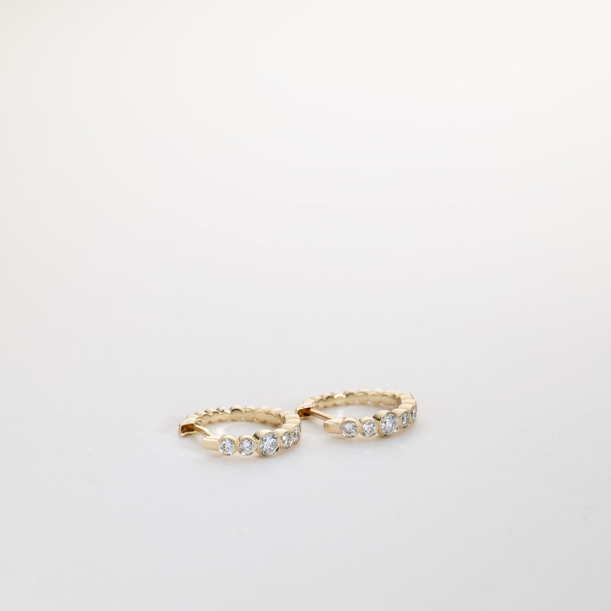 Isaline – Huggie Hoops med bezel og 0,45 ctw laboratoriedyrket diamant i 14 karat guld