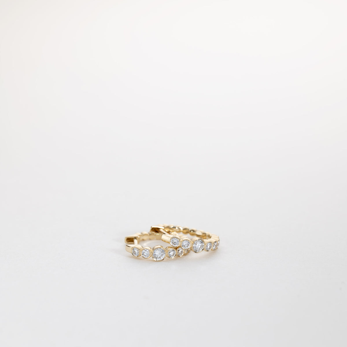 Isaline – Huggie Hoops med bezel og 0,45 ctw laboratoriedyrket diamant i 14 karat guld