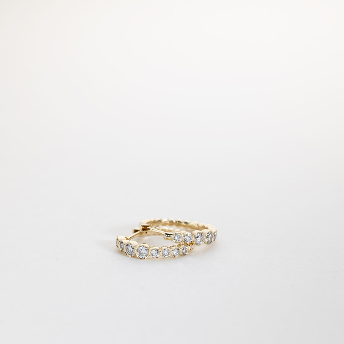 Isaline – Huggie Hoops med bezel-besætning 0,60 ctw laboratoriedyrket diamant 14 karat guld