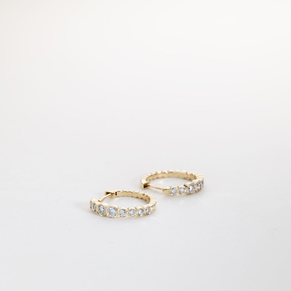 Isaline – Huggie Hoops med bezel-besætning 0,60 ctw laboratoriedyrket diamant 14 karat guld